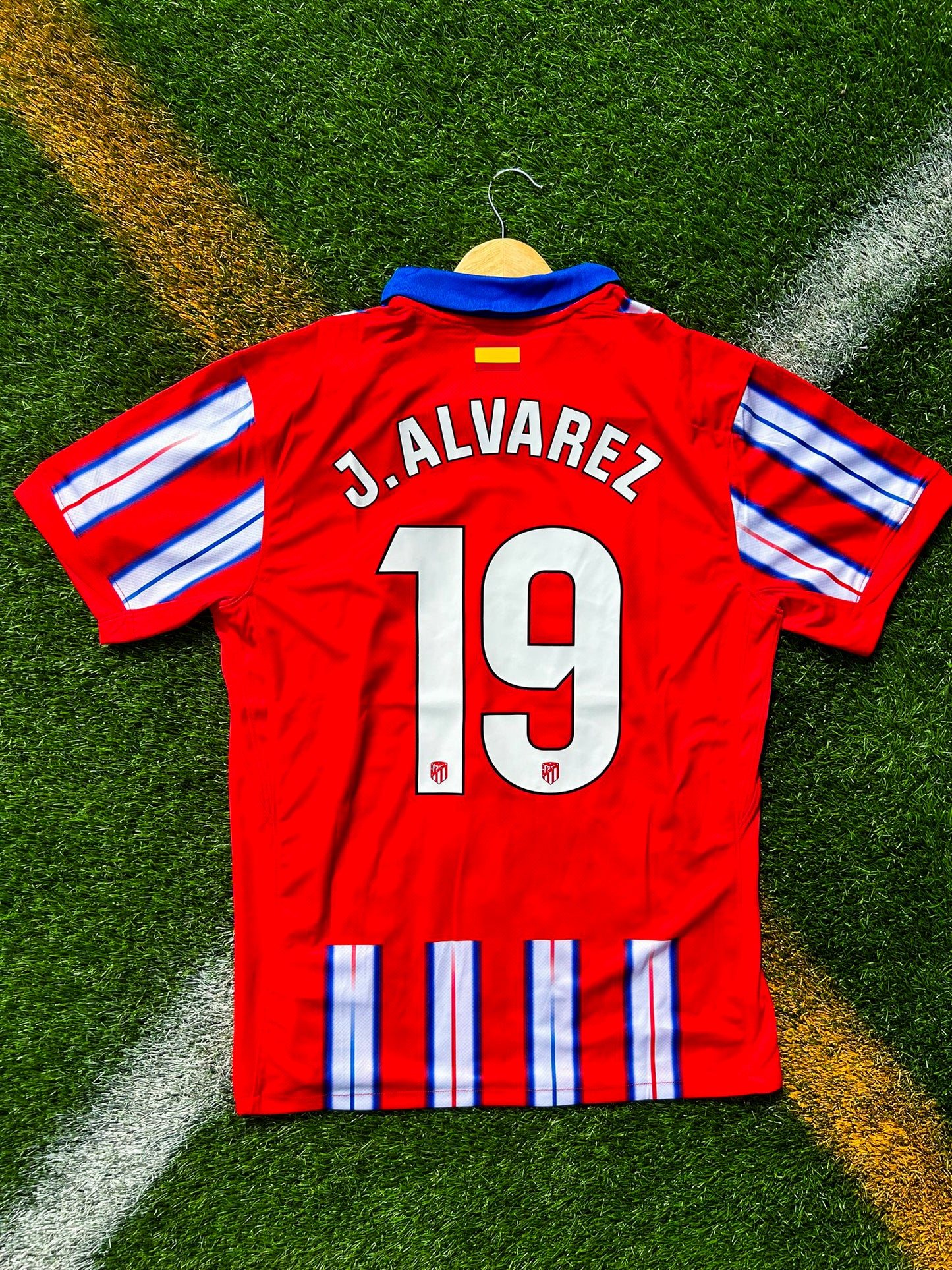 Front view of Atlético Madrid 2024-2025 home jersey with Julián Álvarez #19 customization