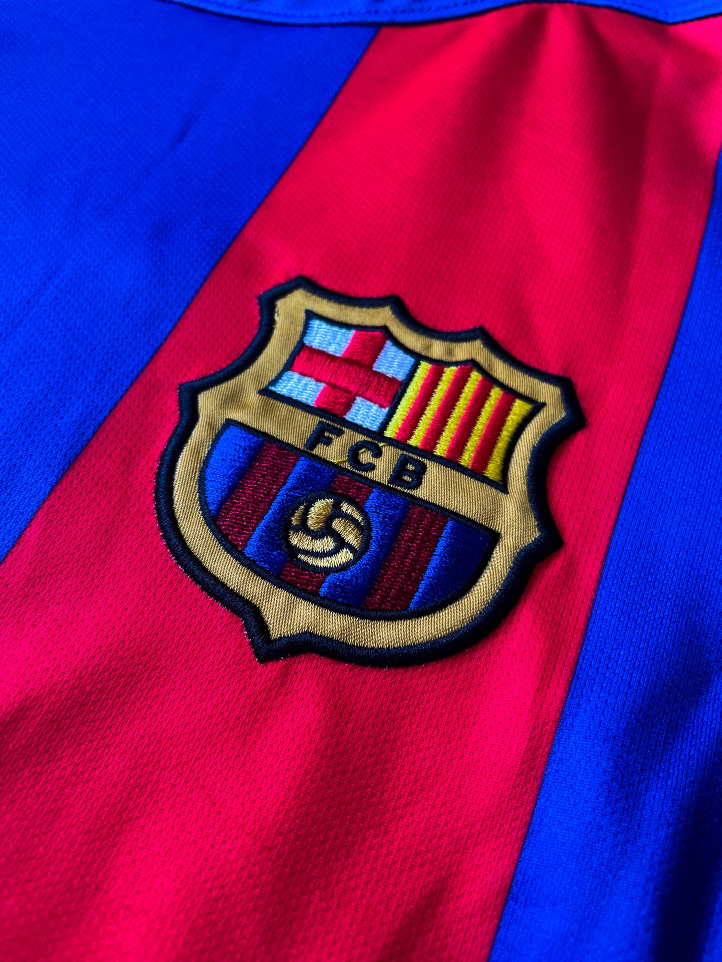 Close-up of embroidered crest and Nike logo on 2004-2005 kit