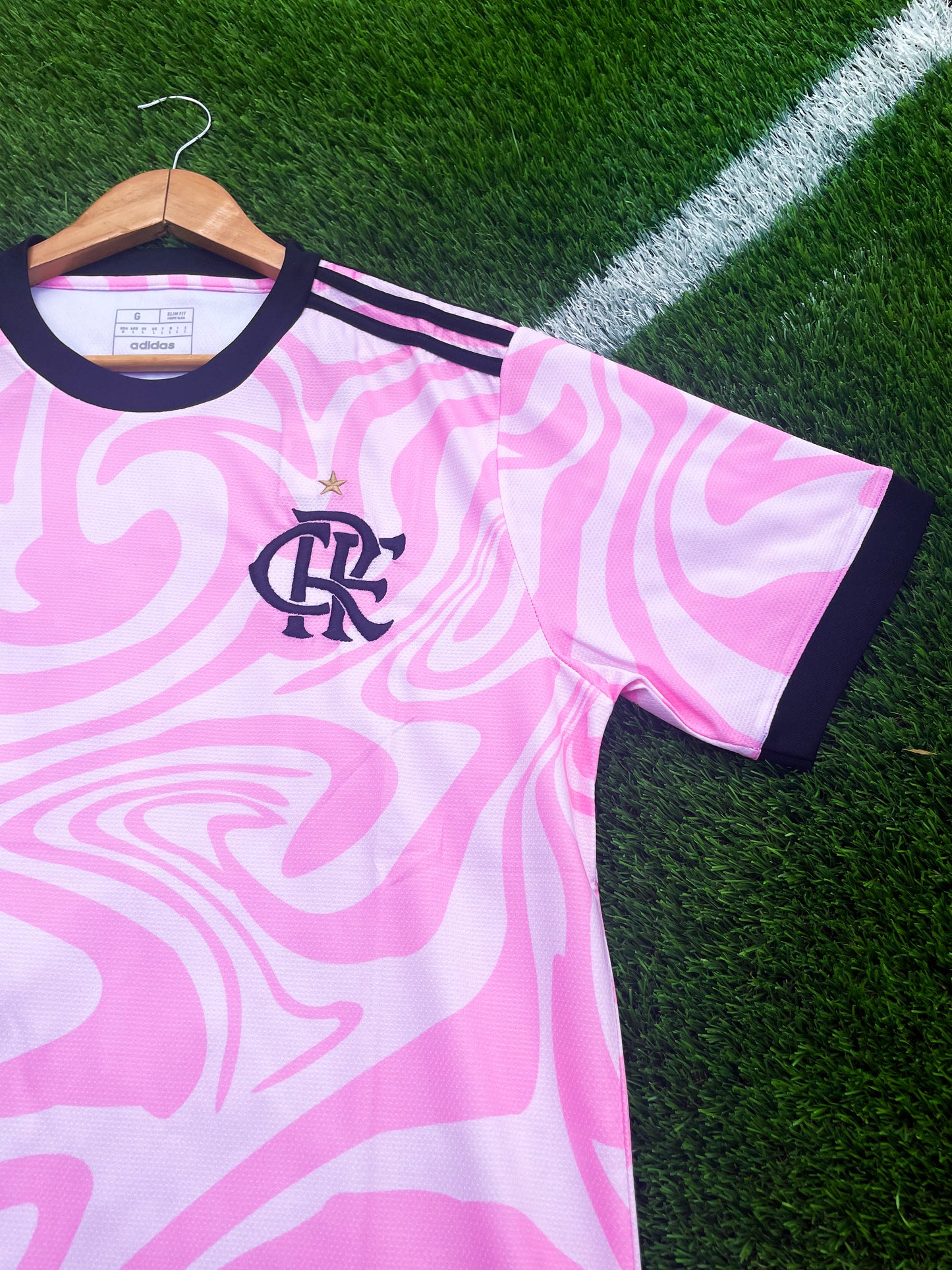 Close-up of Flamengo crest and tonal detailing