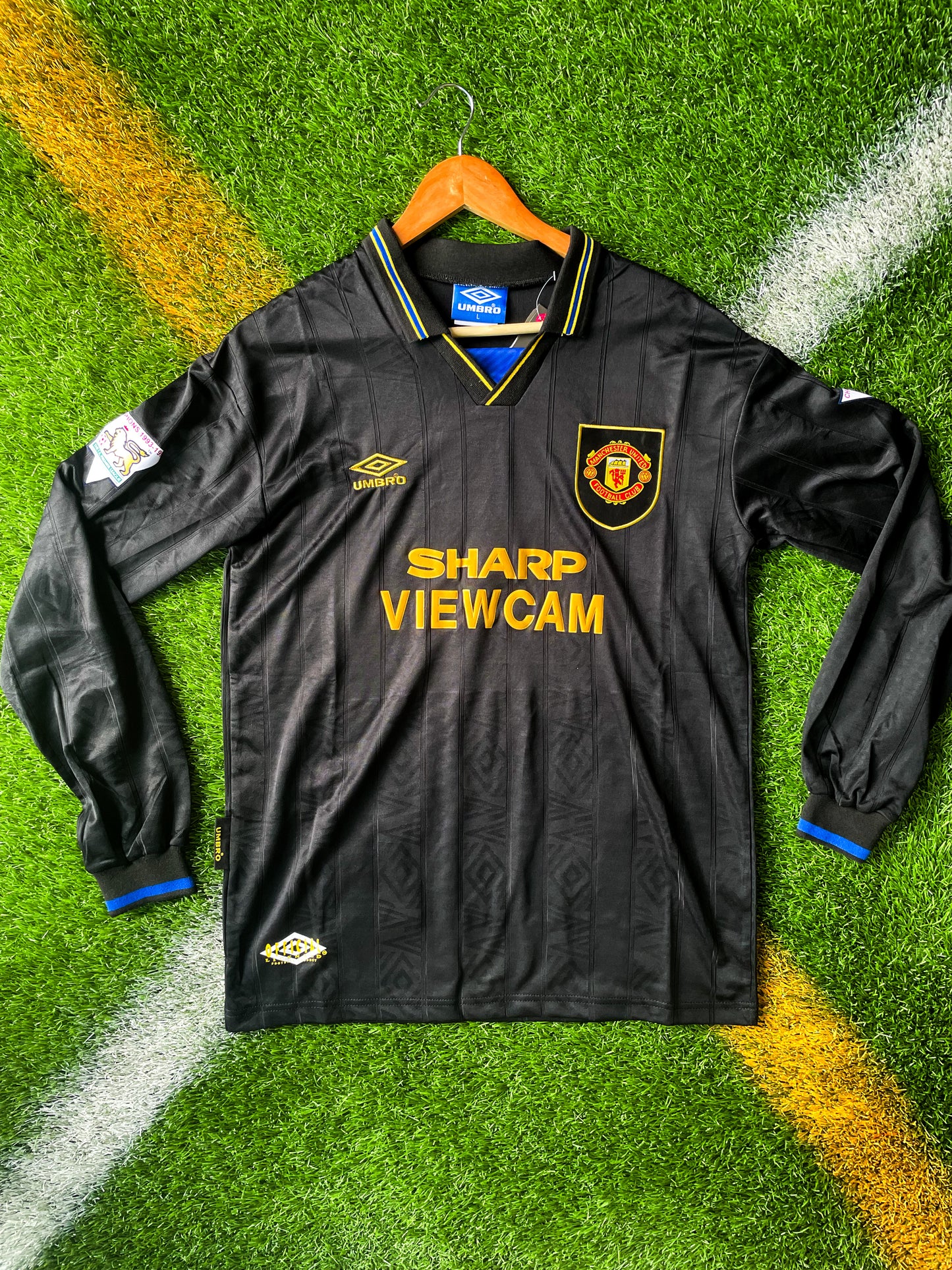Front view of black Manchester United 1993–1995 away jersey with Sharp sponsor