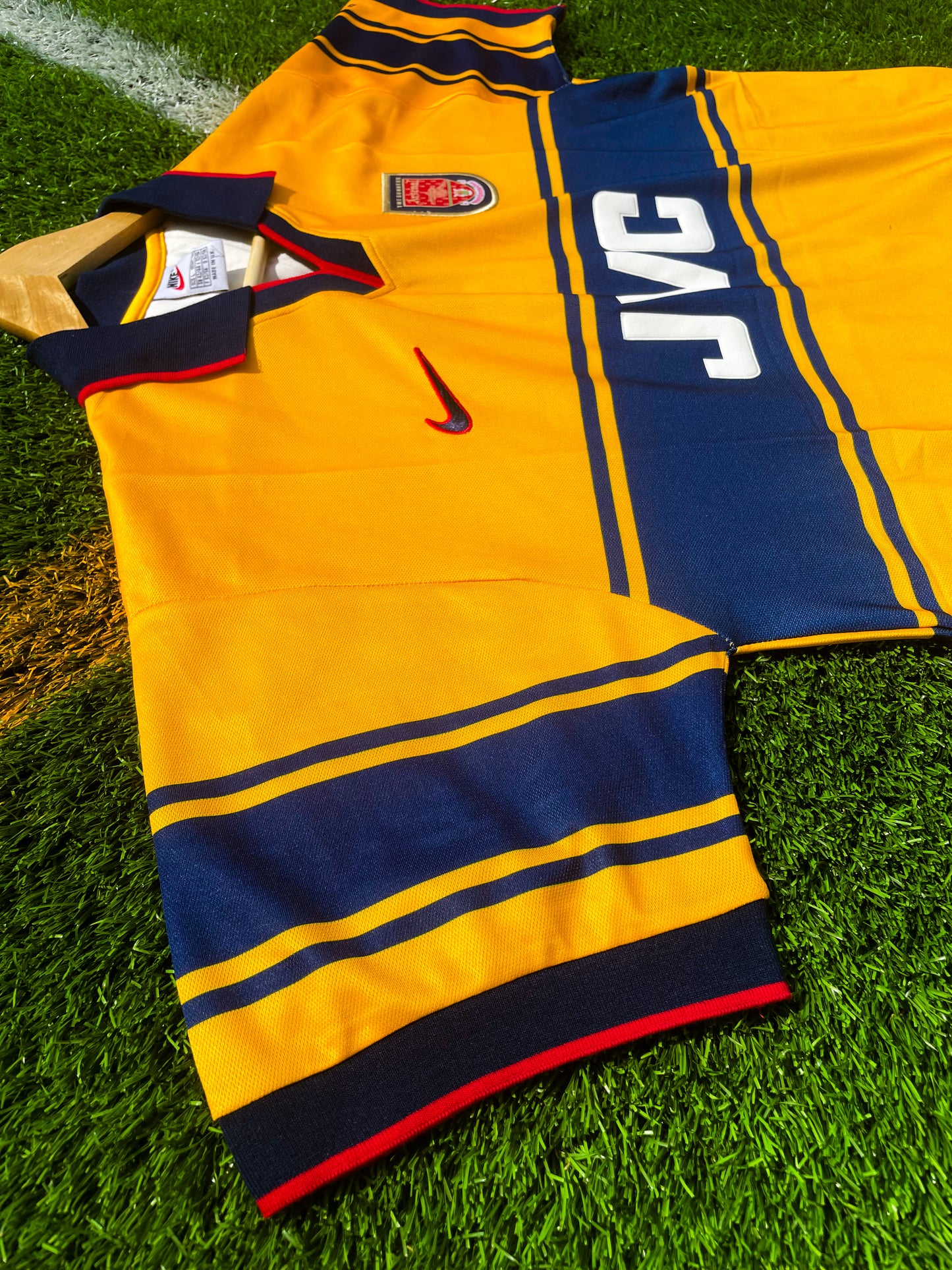 Detail of collar and sleeve design