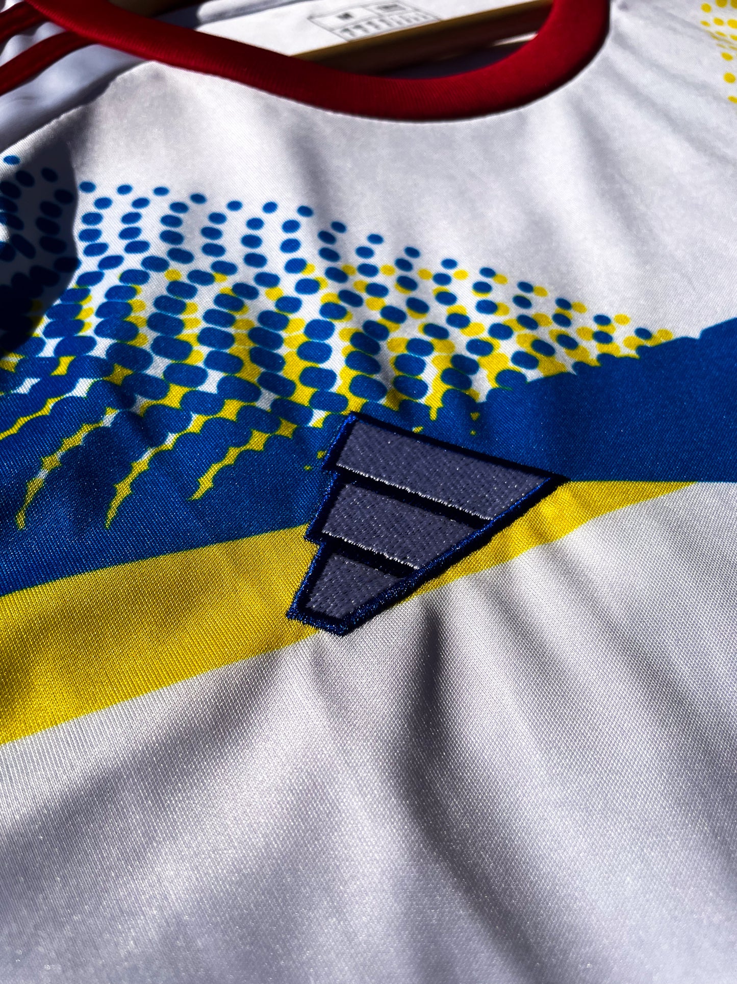 Detailed shot of collar and badge on the Venezuela 2024 away jersey