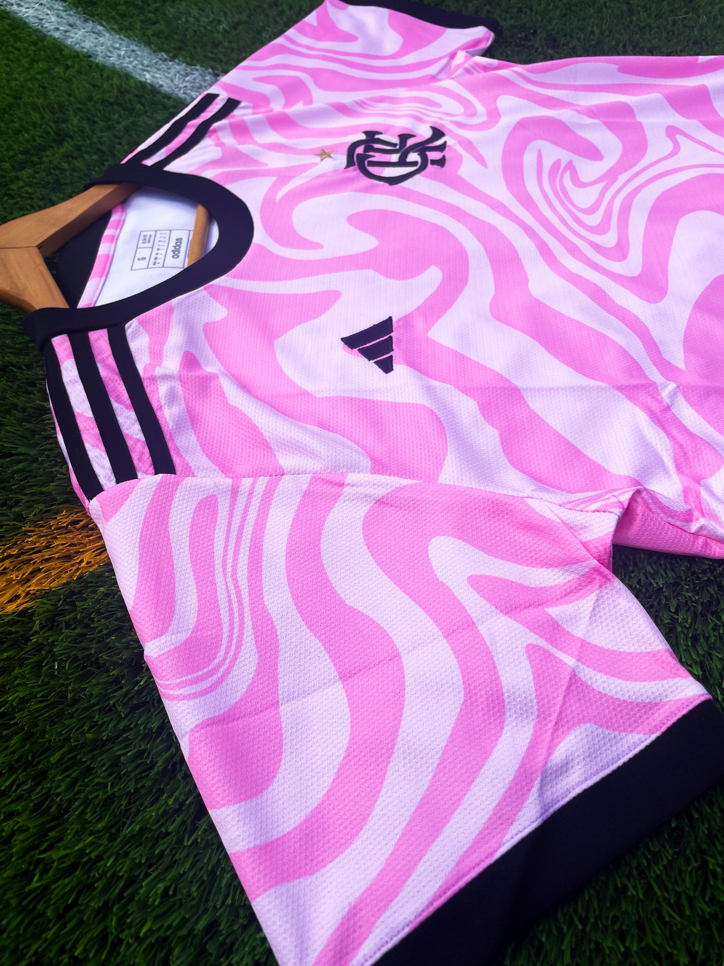Close-up of Flamengo crest and tonal detailing