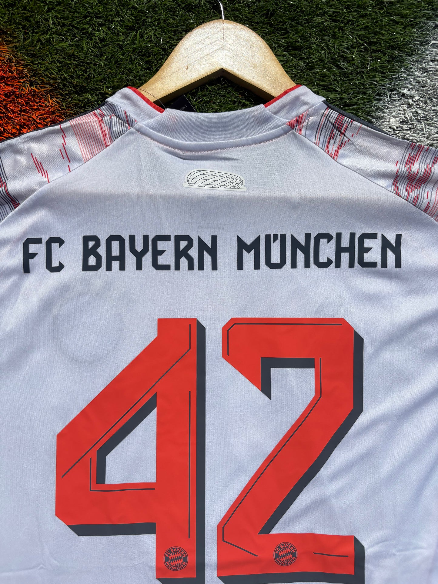 Bayern Munich 2025/2026 Away Jersey – Jamal Musiala 42-Classic White Bavarian Kit