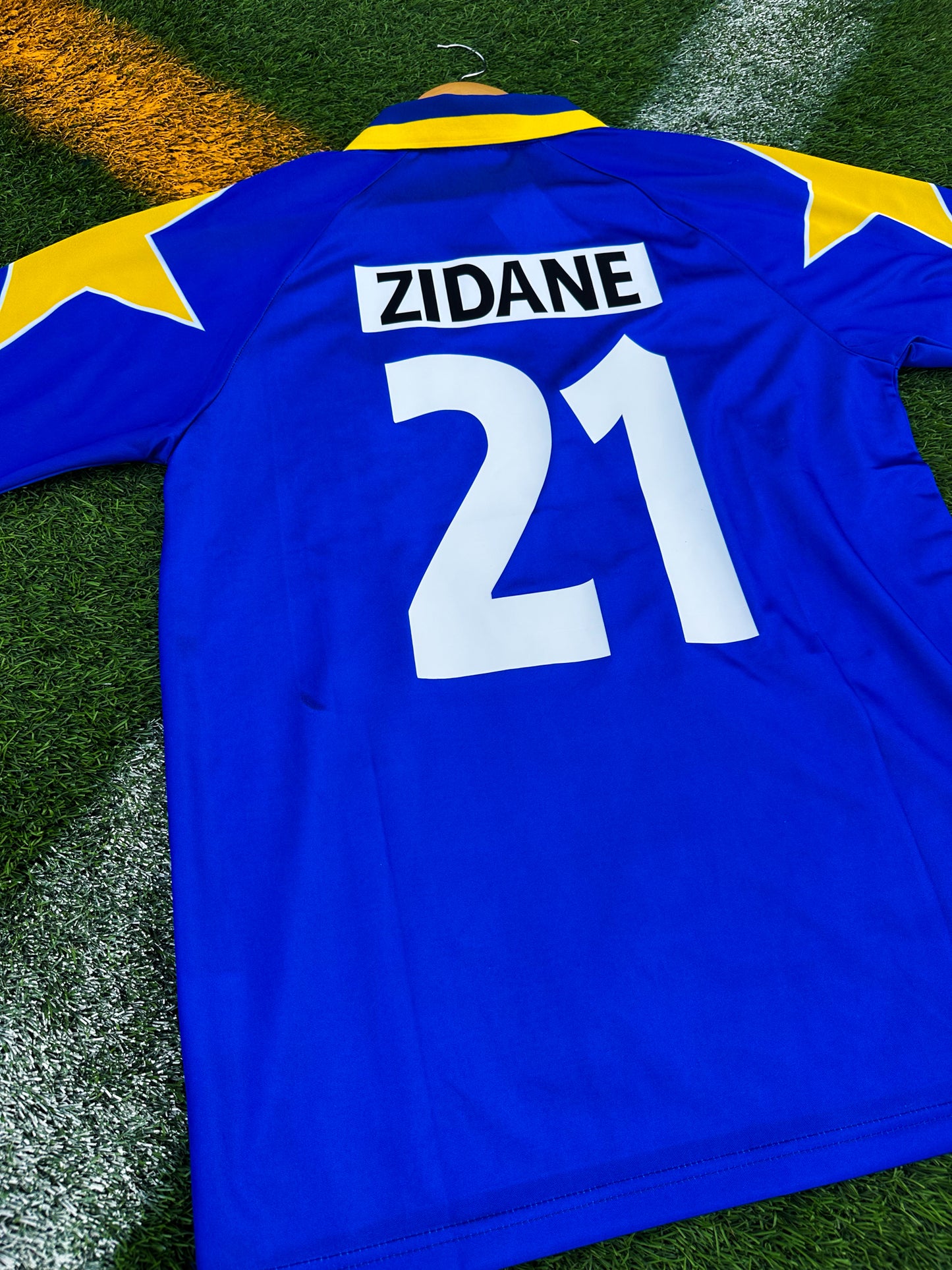 Styled outfit showcasing the Juventus 1997/1998 third jersey with Zidane #21