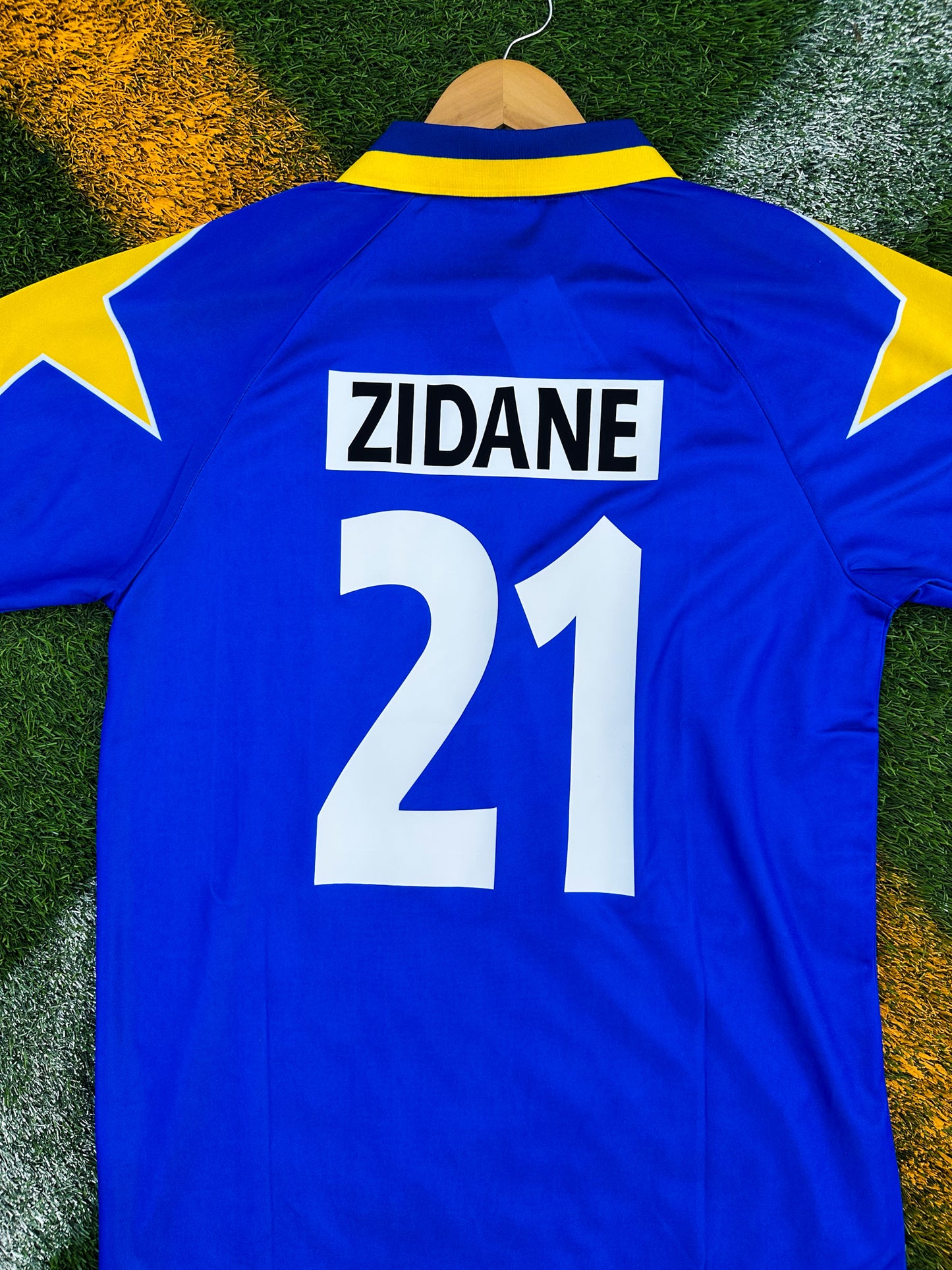 Back view of Juventus 1997/1998 third jersey in blue and yellow featuring Zidane #21