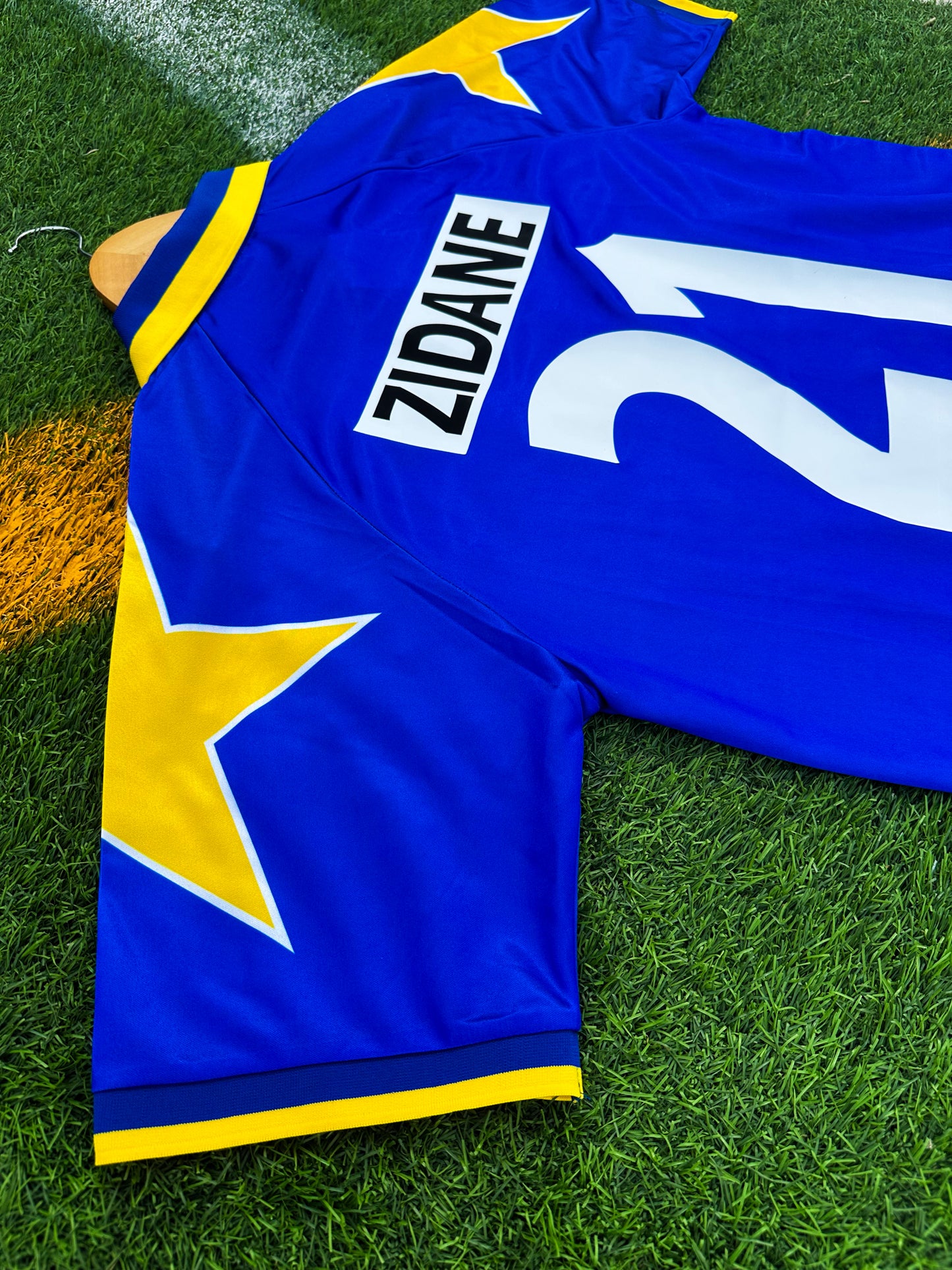 Styled outfit showcasing the Juventus 1997/1998 third jersey with Zidane #21