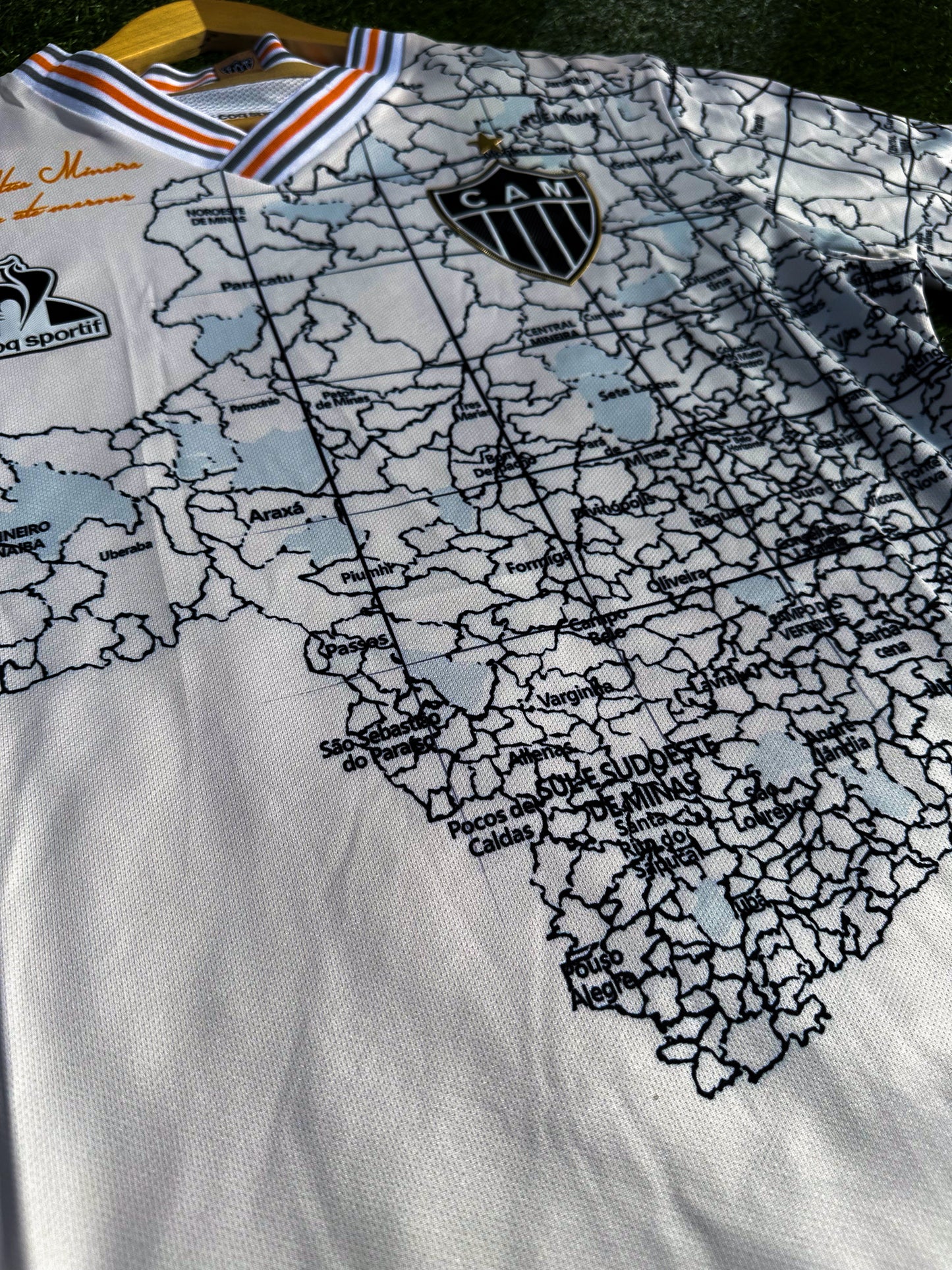 Flat lay of the 113 Years CA Mineiro jersey with map and heritage-themed props