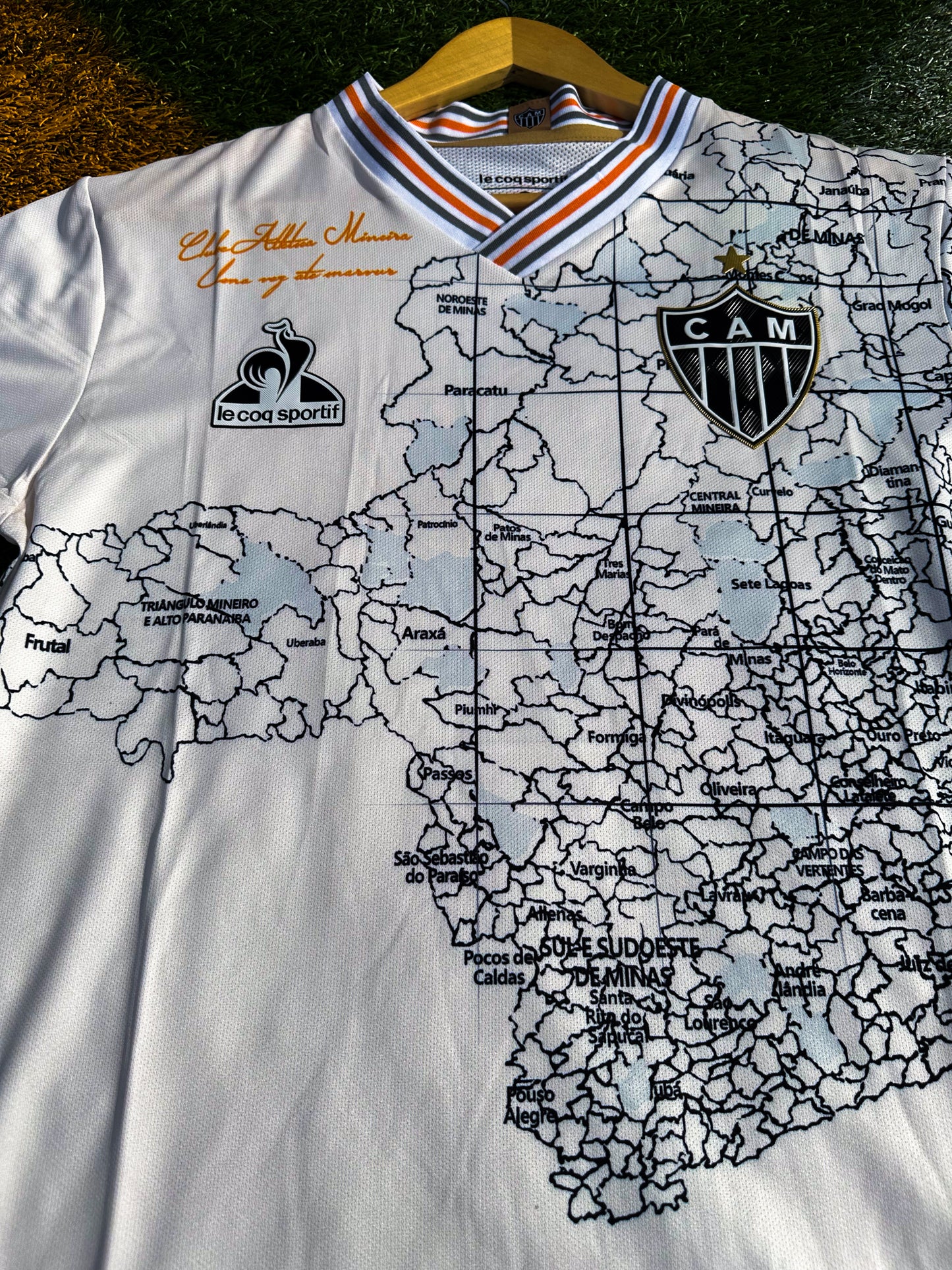 Flat lay of the 113 Years CA Mineiro jersey with map and heritage-themed props