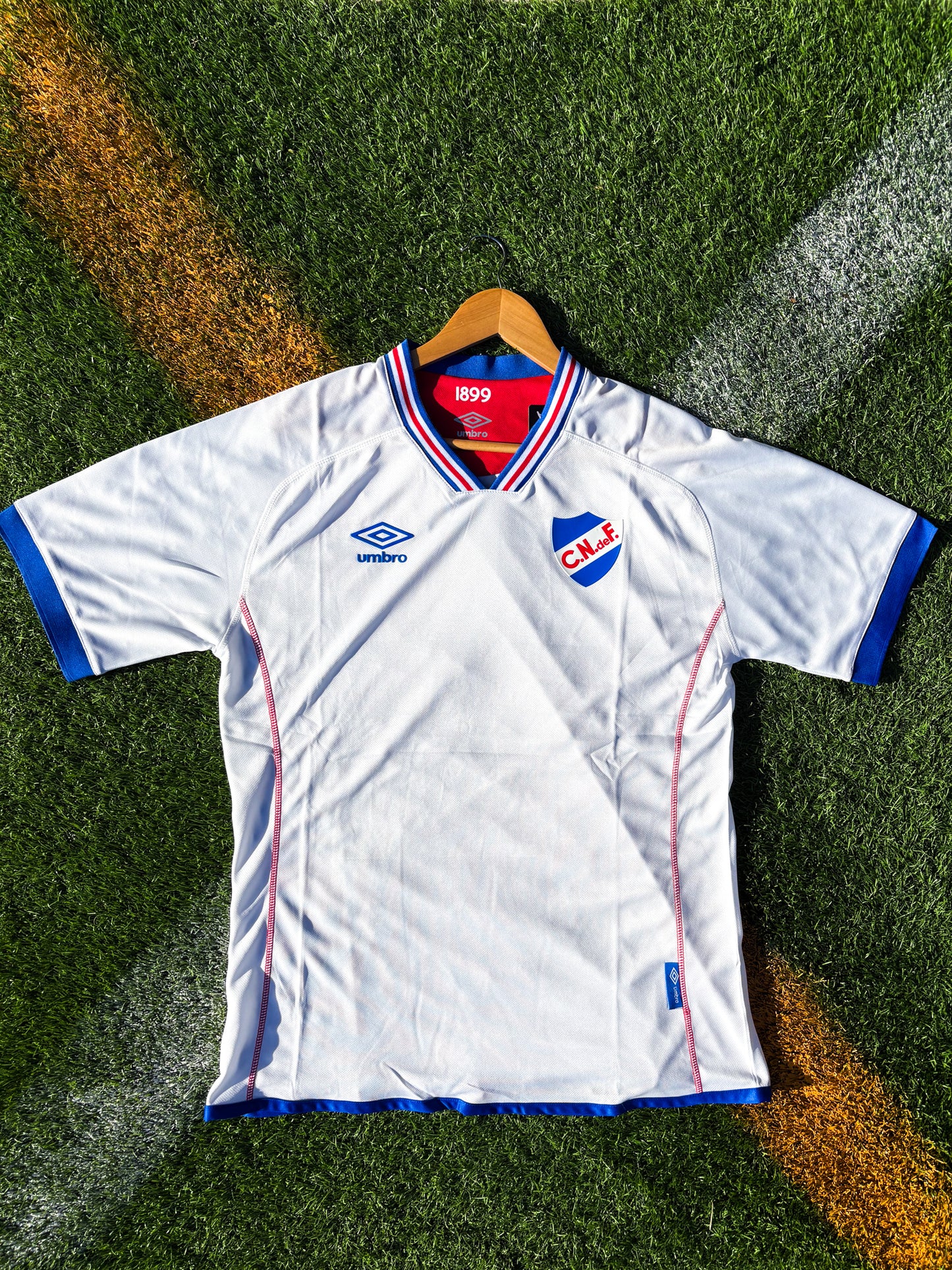 Nacional 2025 Training Jersey – Umbro White Edition with Retro Stitch Detailing