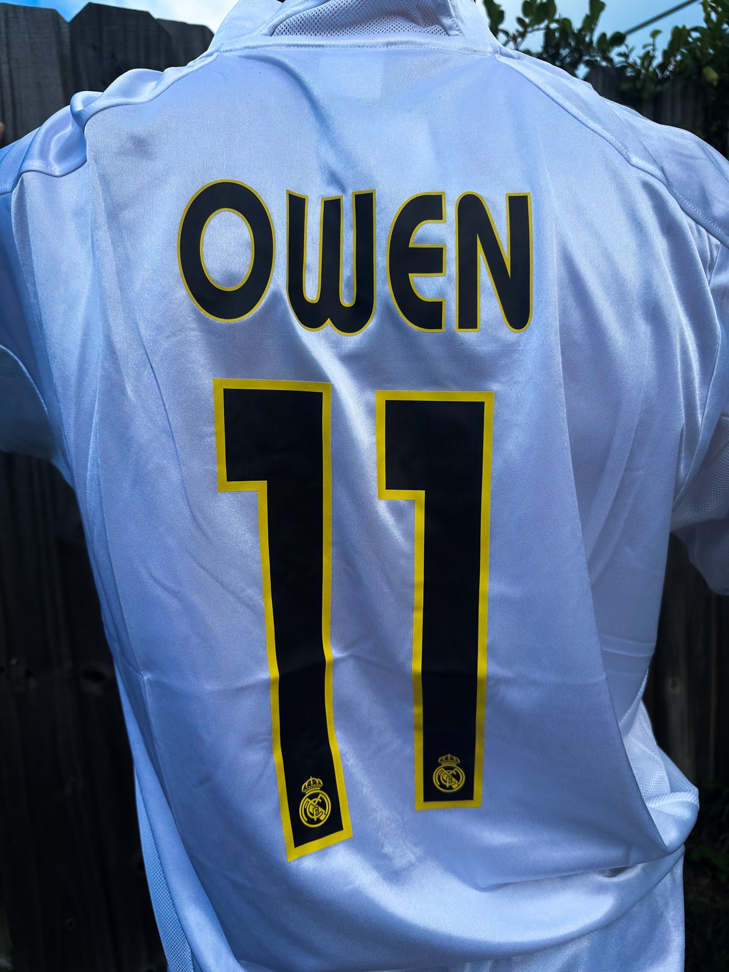 Real Madrid 2004–2005 Home Jersey – Michael Owen #11 – Classic Galáctico Era Kit - Five Of Cups Official