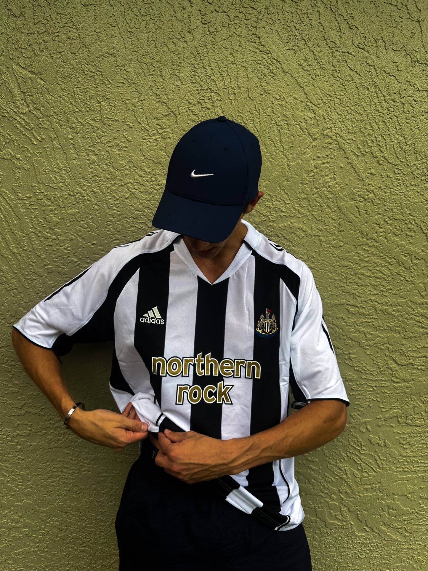 Newcastle United 2004–2005 Home Jersey – Michael Owen #10 – Classic Striped Premier League Kit