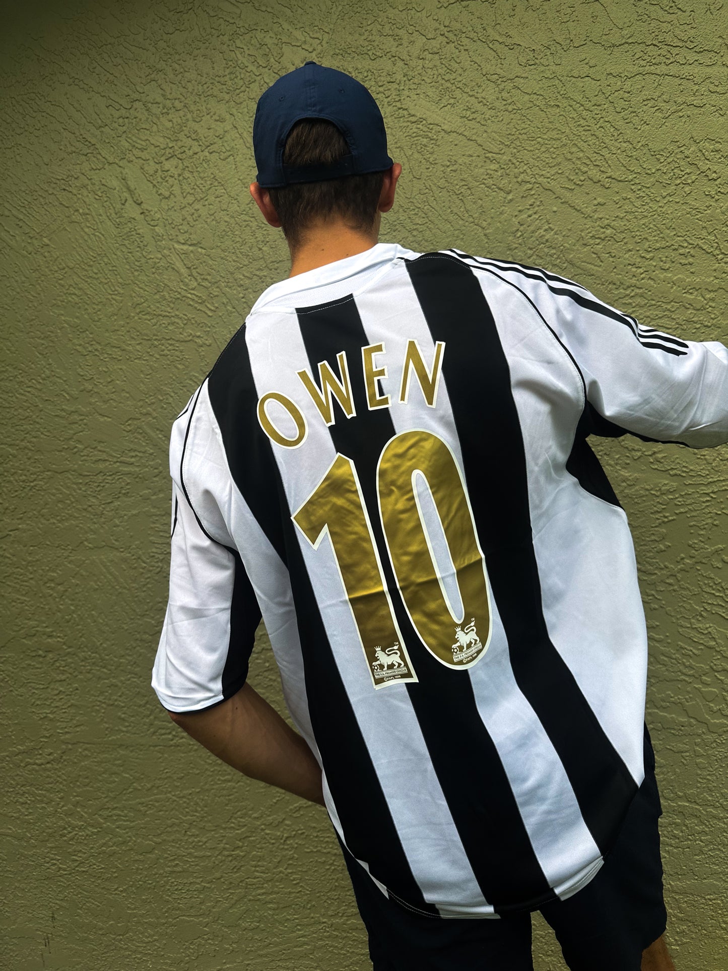 Newcastle United 2004–2005 Home Jersey – Michael Owen #10 – Classic Striped Premier League Kit