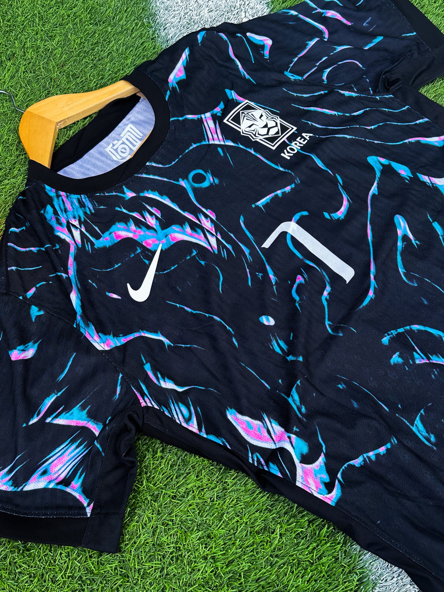 South Korea 2024–2025 Away Jersey – Son Heung‑Min #7 – Bold White & Blue Tiger Kit
