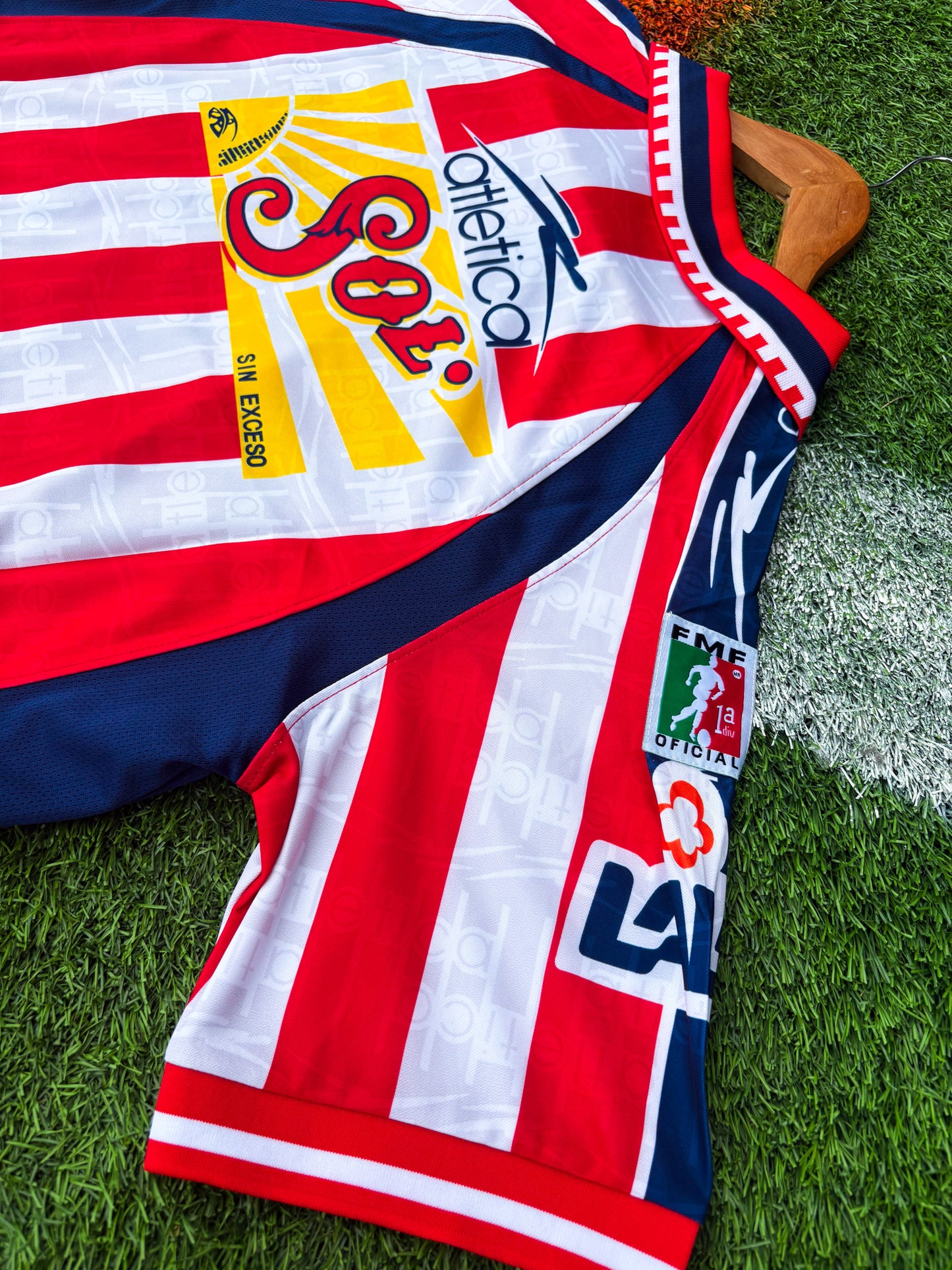 Chivas de Guadalajara 2000 Home Jersey – Classic Red & White Stripes – Nostalgic Vintage Jersey
