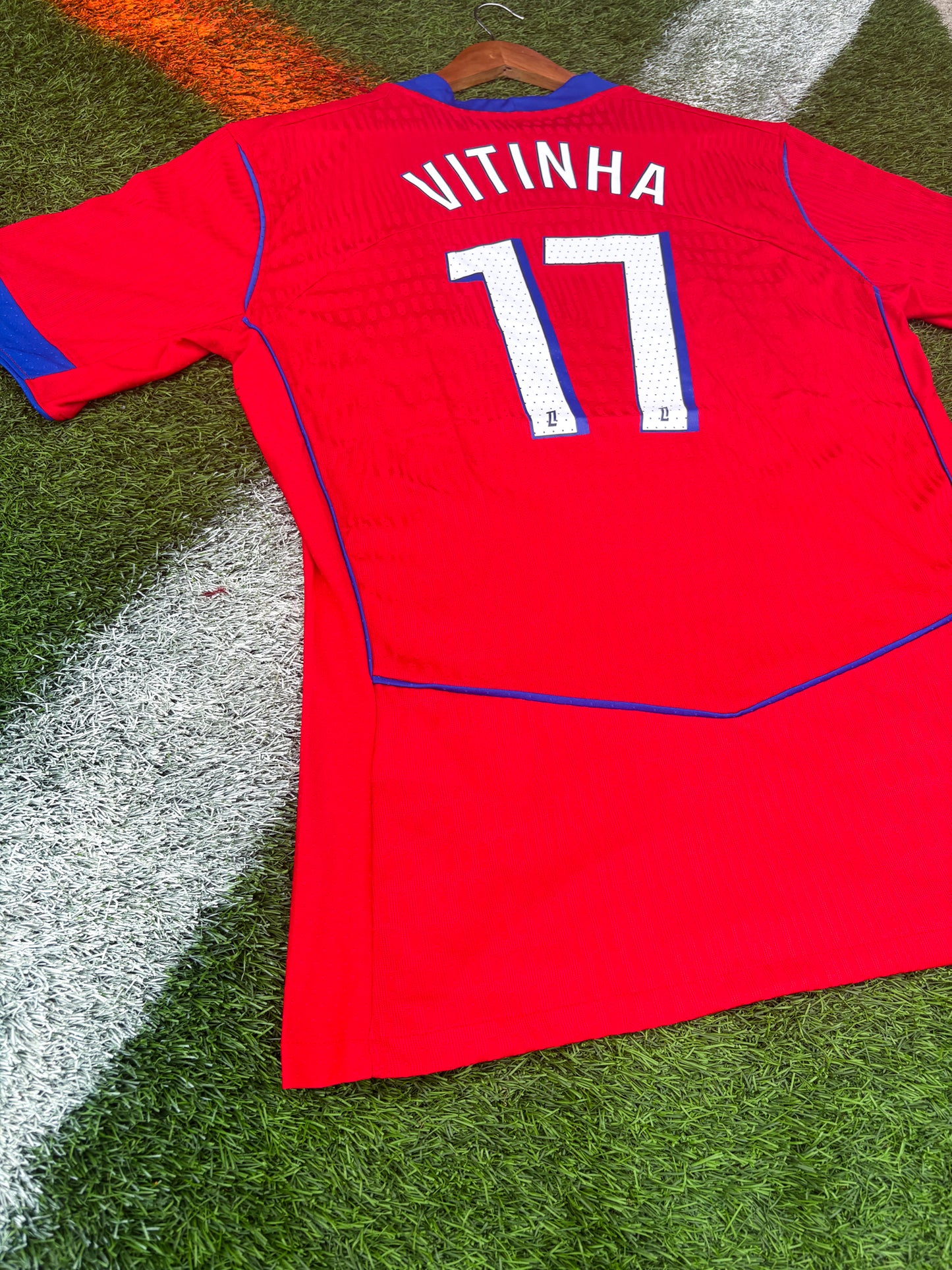 PSG 2025–26 Third Jersey – Vitinha #17 – Total 90 Red Revival Kit