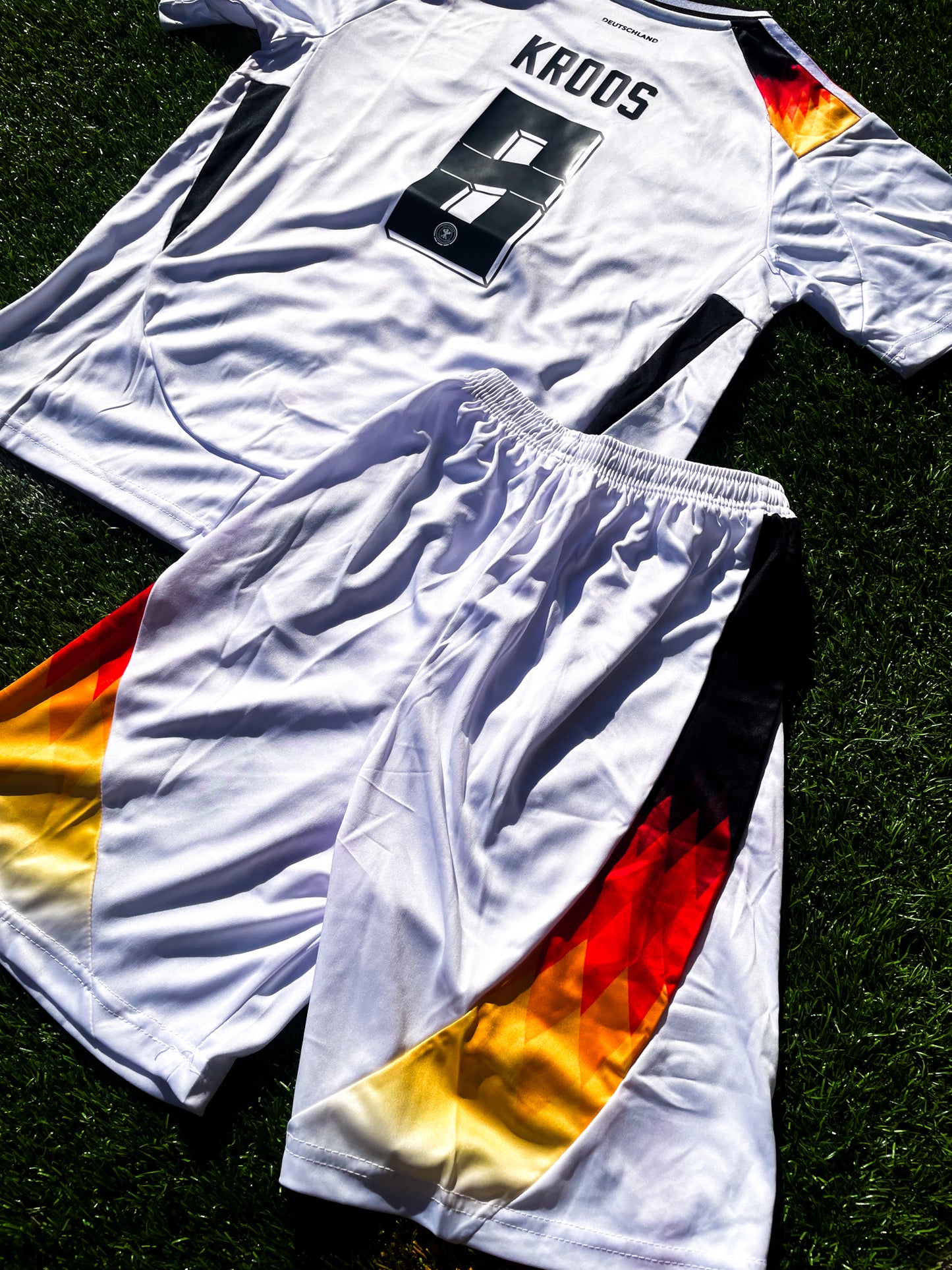 Back of jersey featuring Kroos #8 in youth sizing