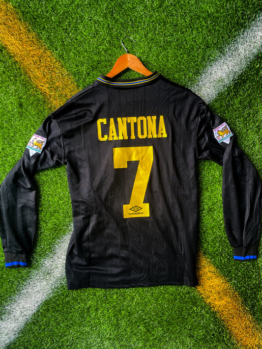 Manchester United 1993–1995 Away Jersey Cantona #7 – Black Sharp Vintage Umbro Football Shirt - Five Of Cups Official