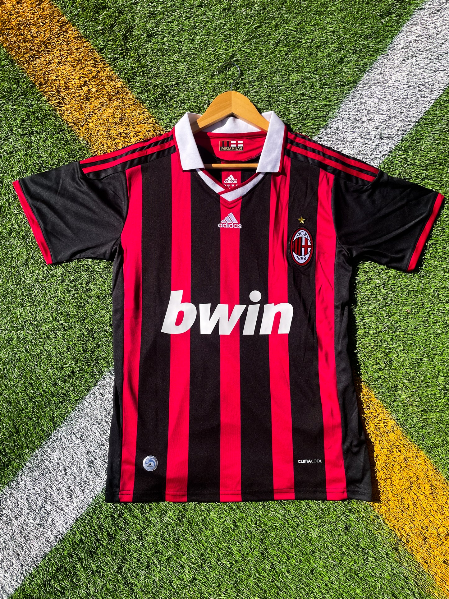 Front view of AC Milan 2009-2010 home jersey with Ronaldinho #80 customization
