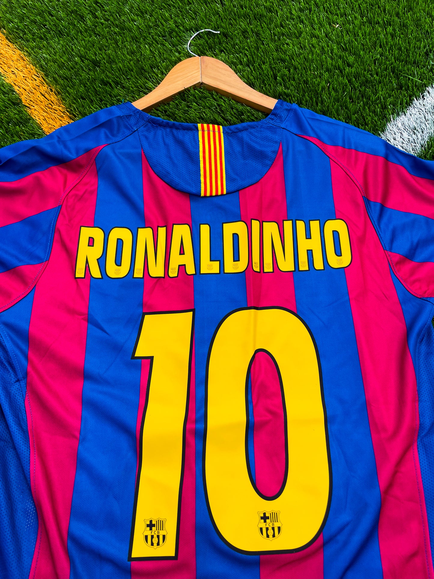 Barcelona 2005–06 Home Jersey Ronaldinho #10 – Vintage Nike Champions League Winning Football Shirt - Five Of Cups Official