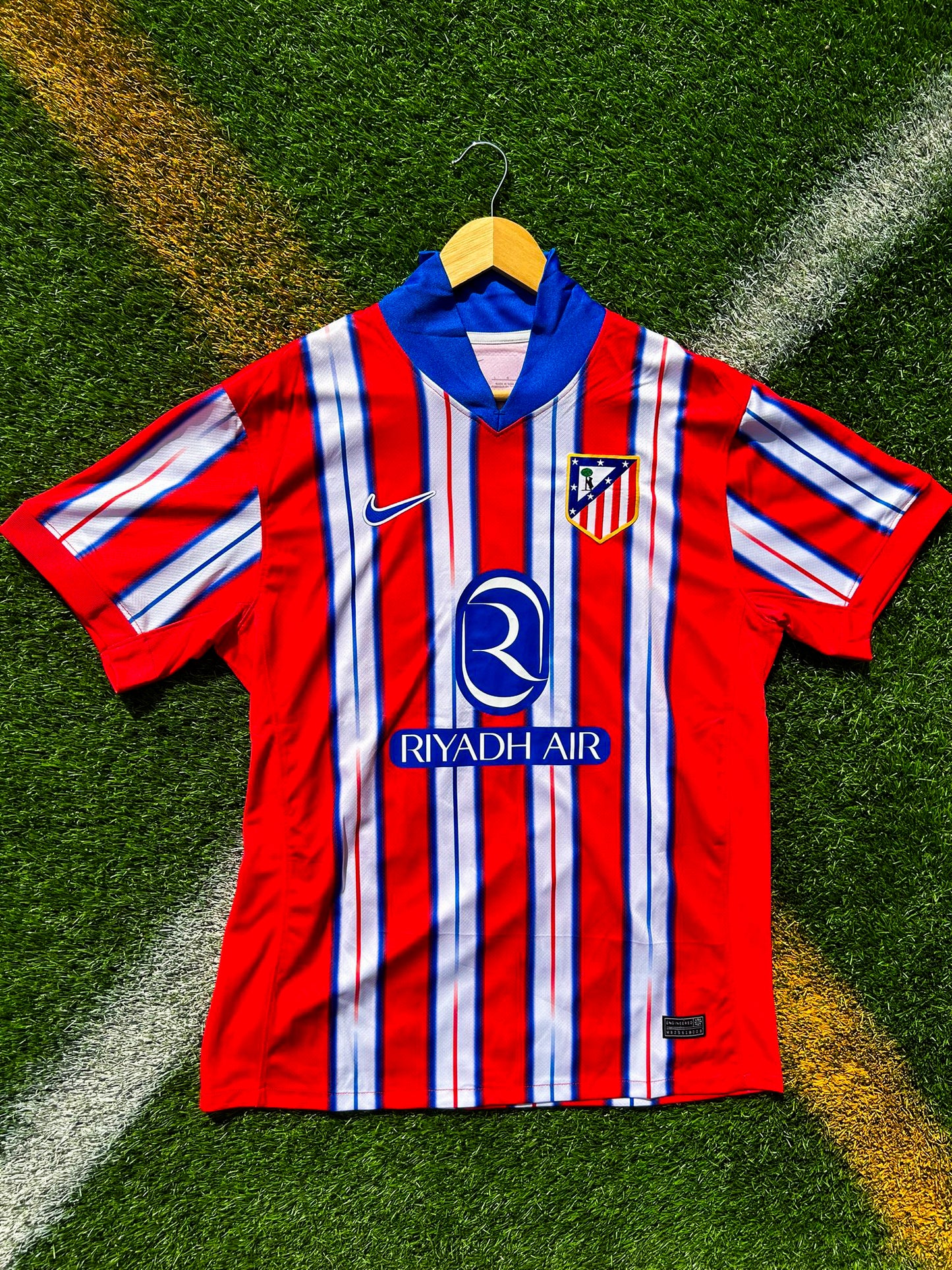 Front view of Atlético Madrid 2024-2025 home jersey with Julián Álvarez #19 customization