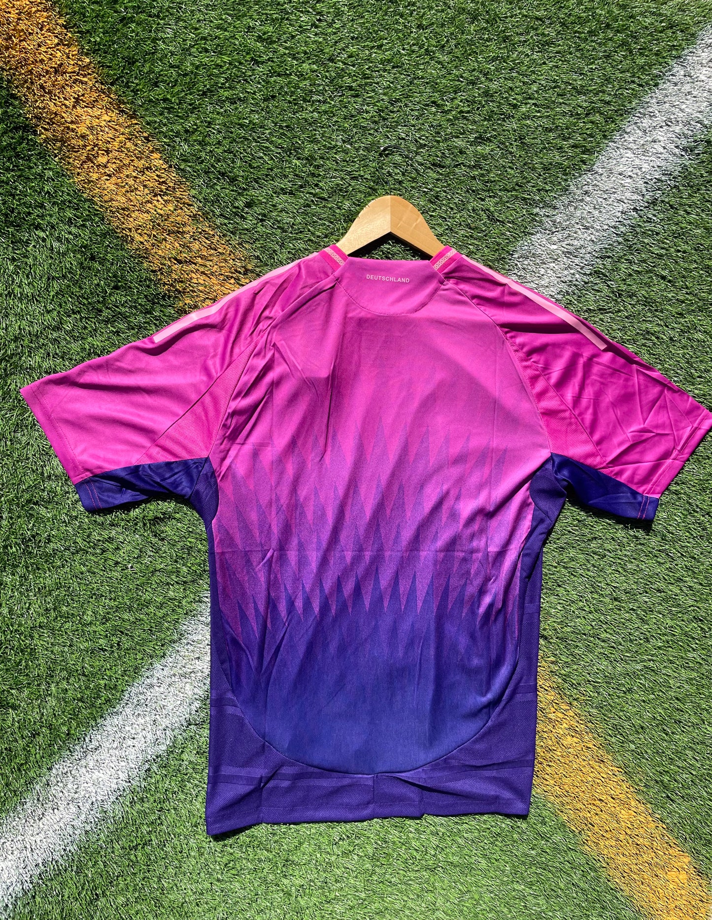 Back view of jersey with Kroos #8