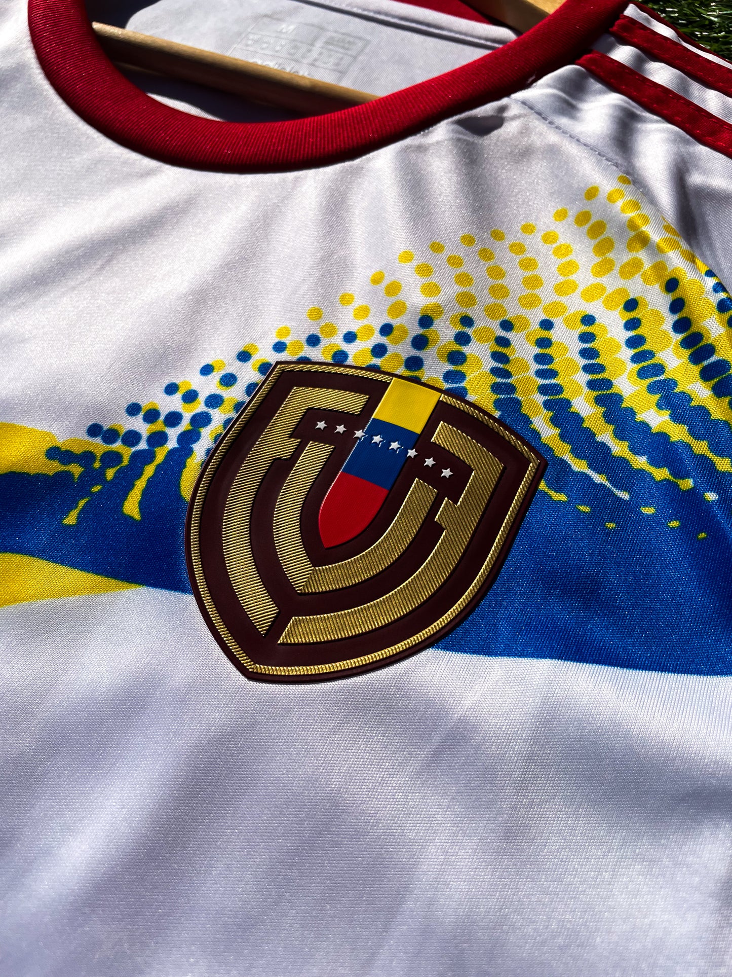 Detailed shot of collar and badge on the Venezuela 2024 away jersey