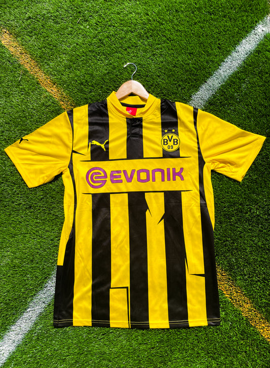 Front view of Borussia Dortmund 2012-2013 Reus #11 yellow home jersey

