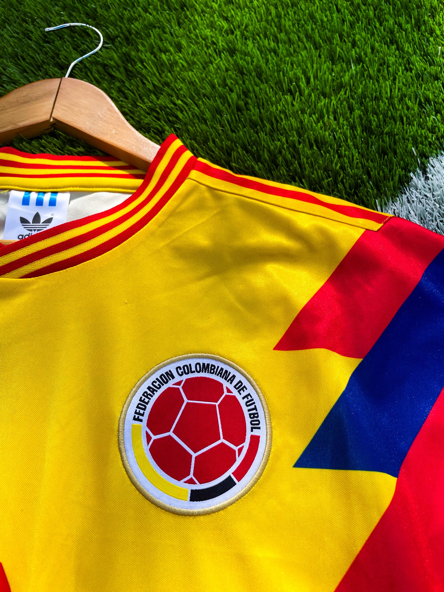 Close-up of red and blue striped shoulders on the 1990 Colombia jersey
