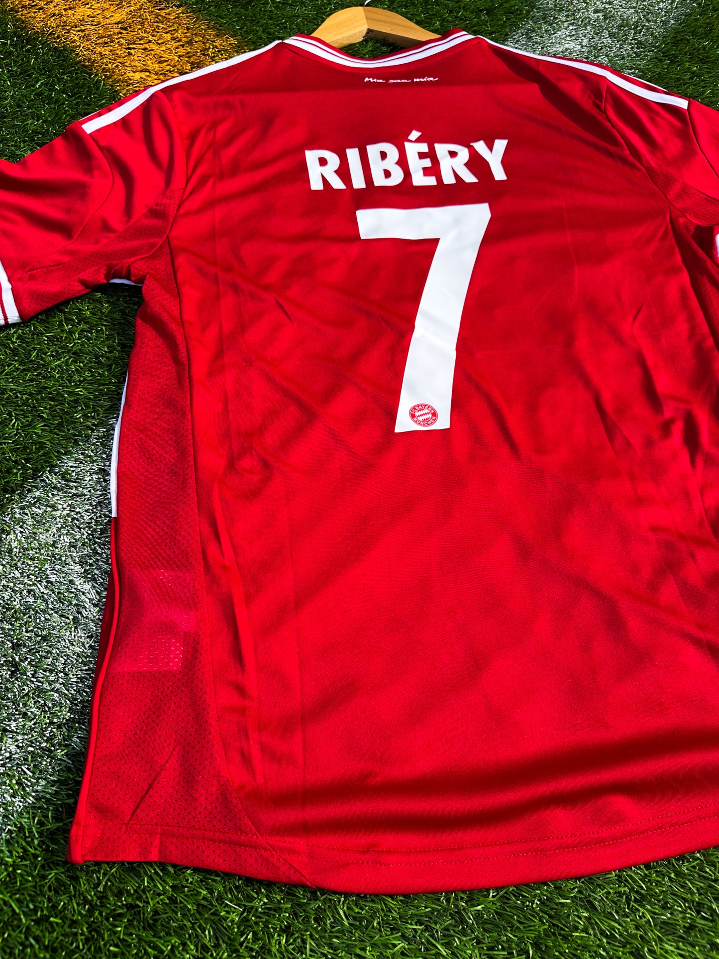 Back view showing Ribéry #7 print

