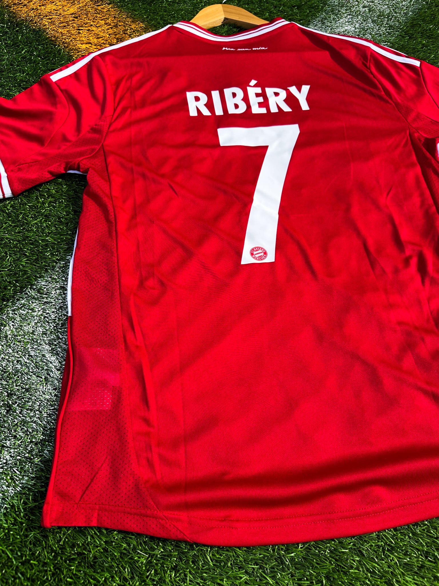 Back view showing Ribéry #7 print

