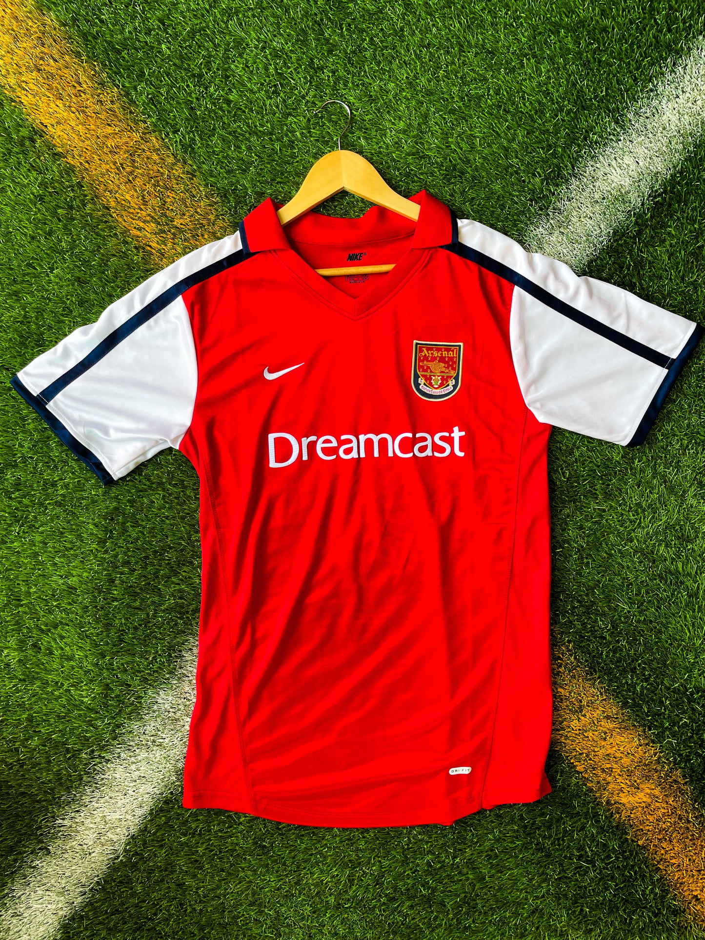 Front view of Arsenal 1999–2000 Home Jersey with red body and white sleeves

