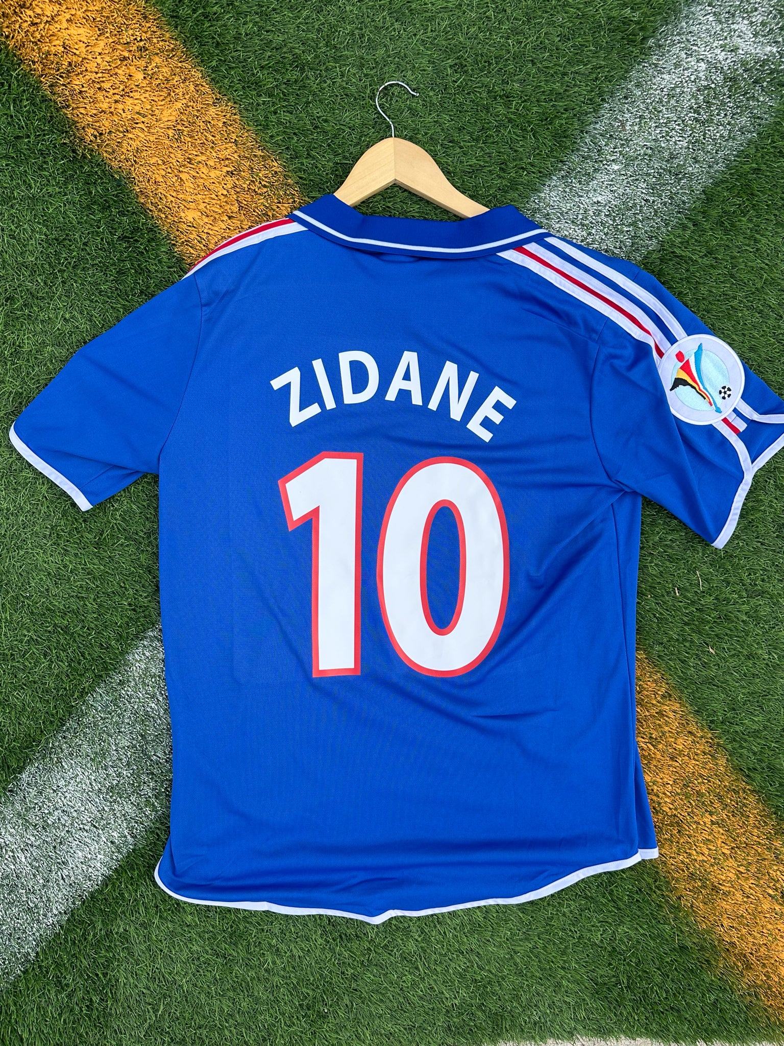 Back of the jersey featuring Zidane #10

