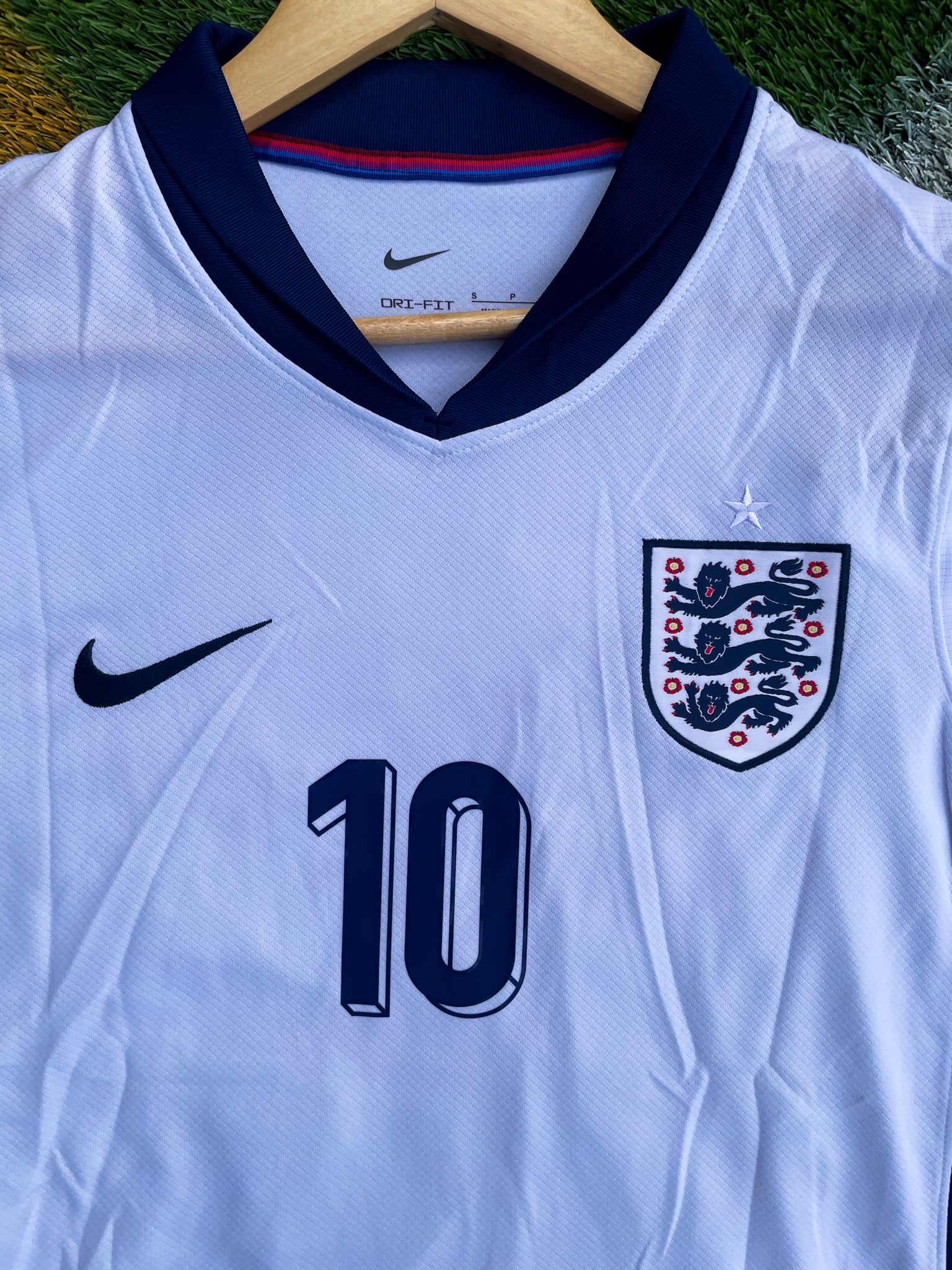 Close-up of sleeve and collar detail

