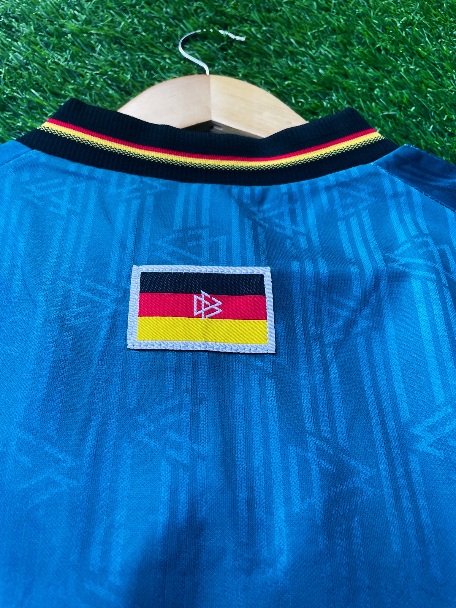 Back of the jersey with vintage fit and classic trim

