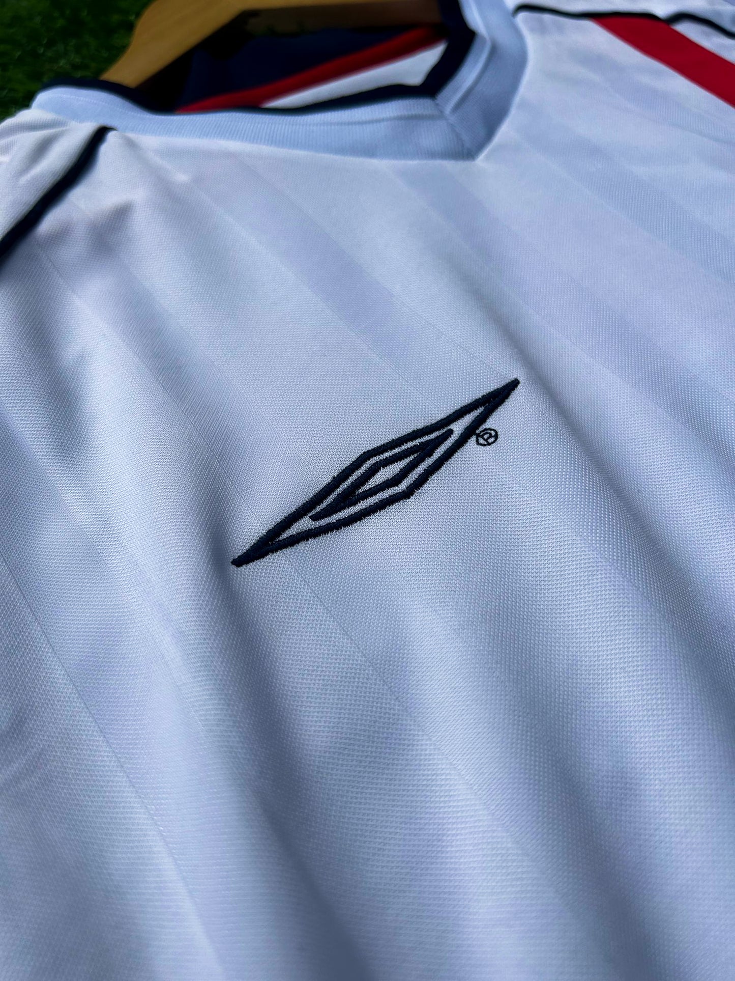 Close-up of England crest and shoulder detail on the 2002 kit.


