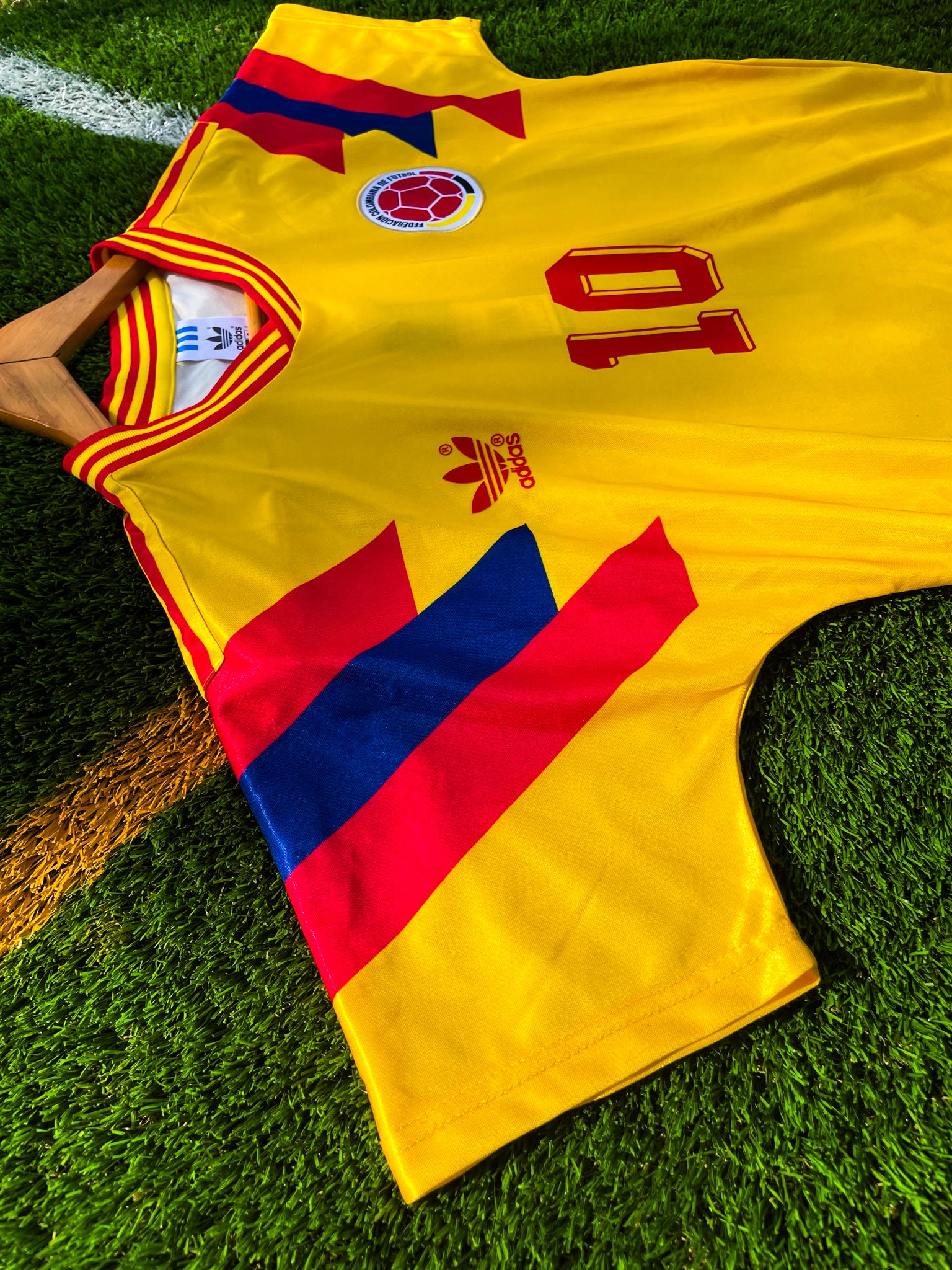 Close-up of red and blue striped shoulders on the 1990 Colombia jersey