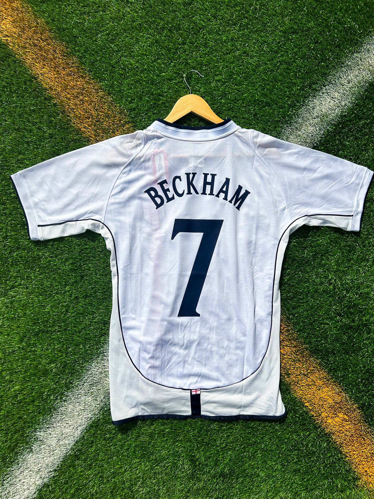 Back view of England 2002 Beckham #7 retro jersey with classic design.