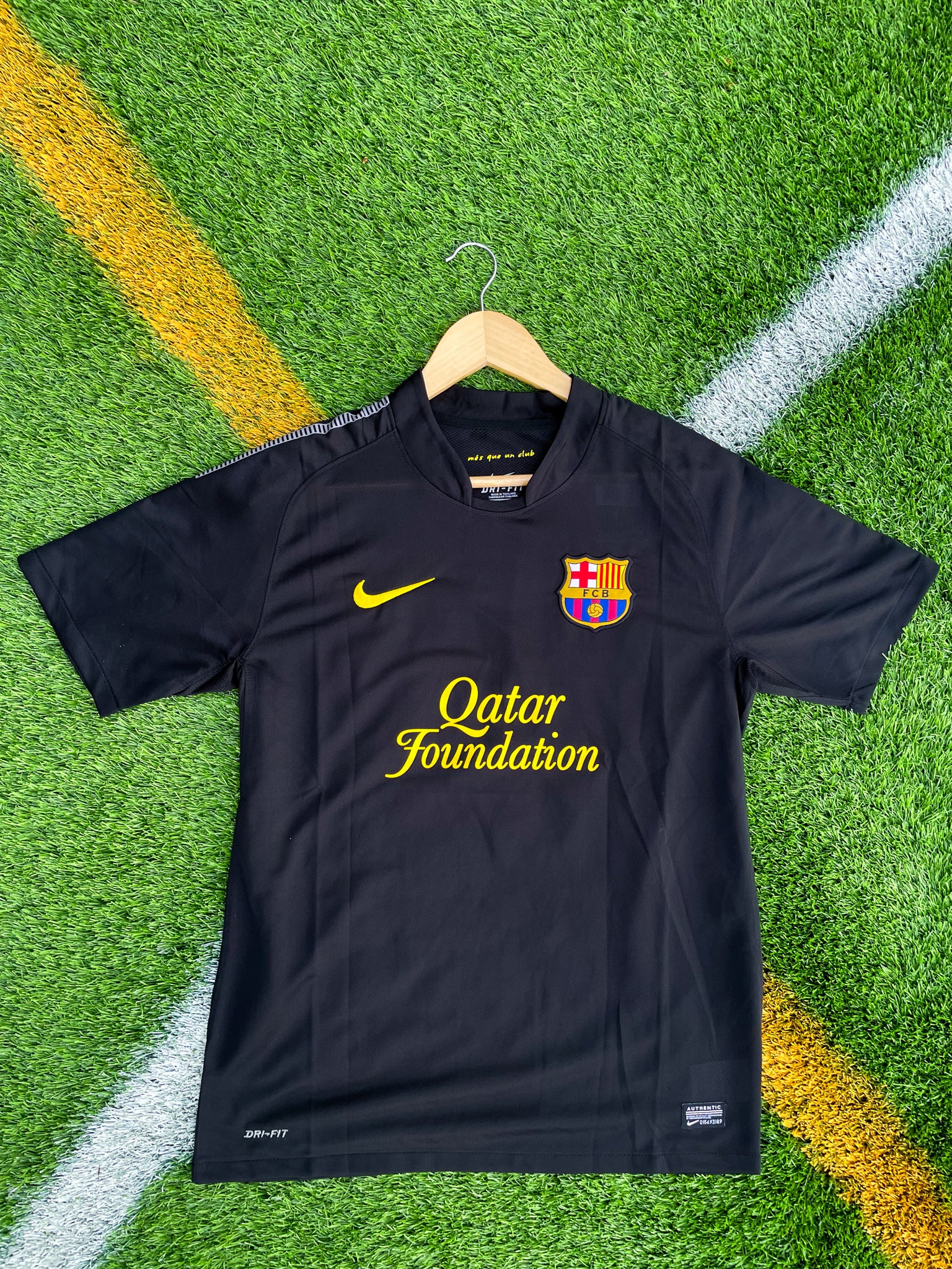 Front view of 2011–12 FC Barcelona Nike black away jersey

