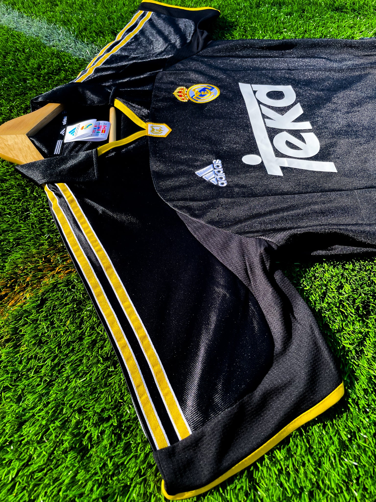 希少　archive real madrid ユニフォーム　7 ラウル　00SS Real Madrid 1999–2000 Away Jersey- Raul 7 – Vintage Black Teka