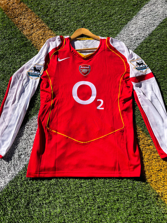 Front view of Arsenal 2004-2005 home jersey with O2 logo

