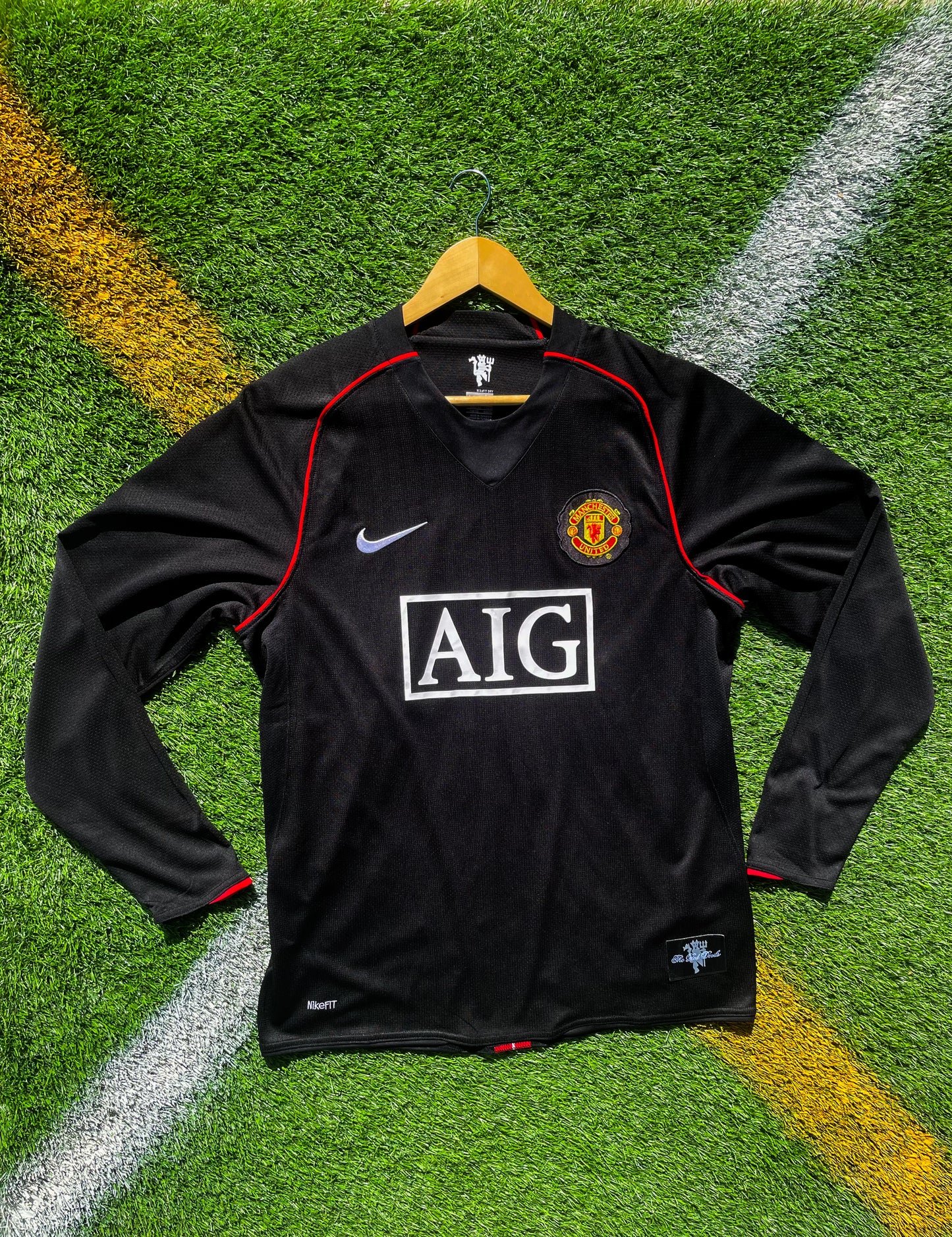 Front view of black Manchester United 2007–2008 away jersey with AIG sponsor

