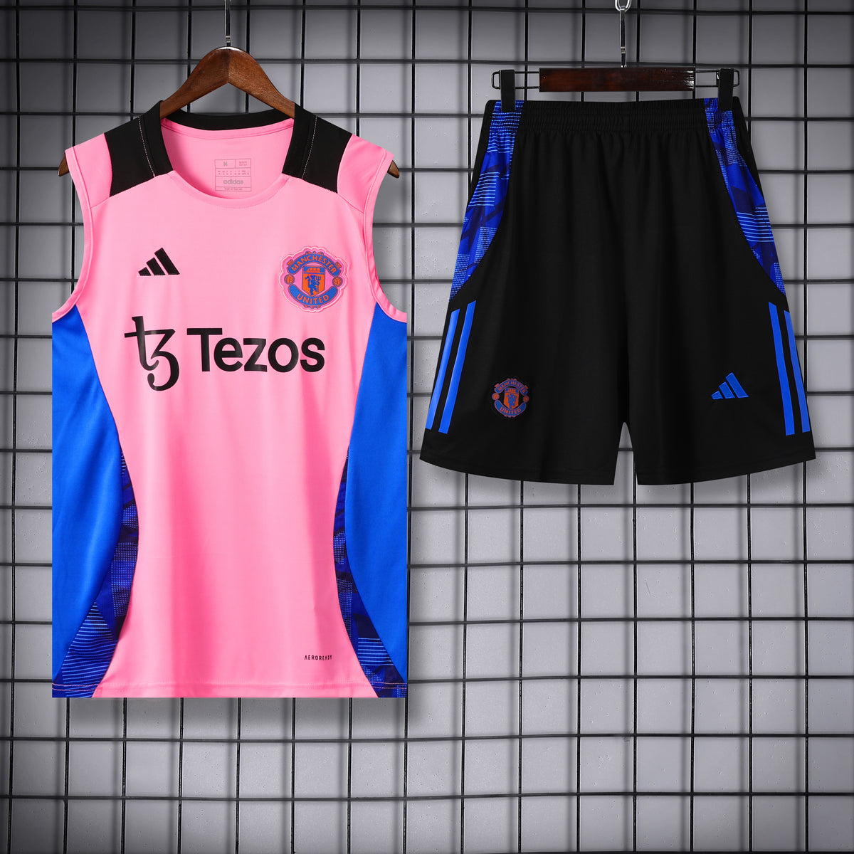 Manchester United Training Vest Set – Pink Pulse Edition