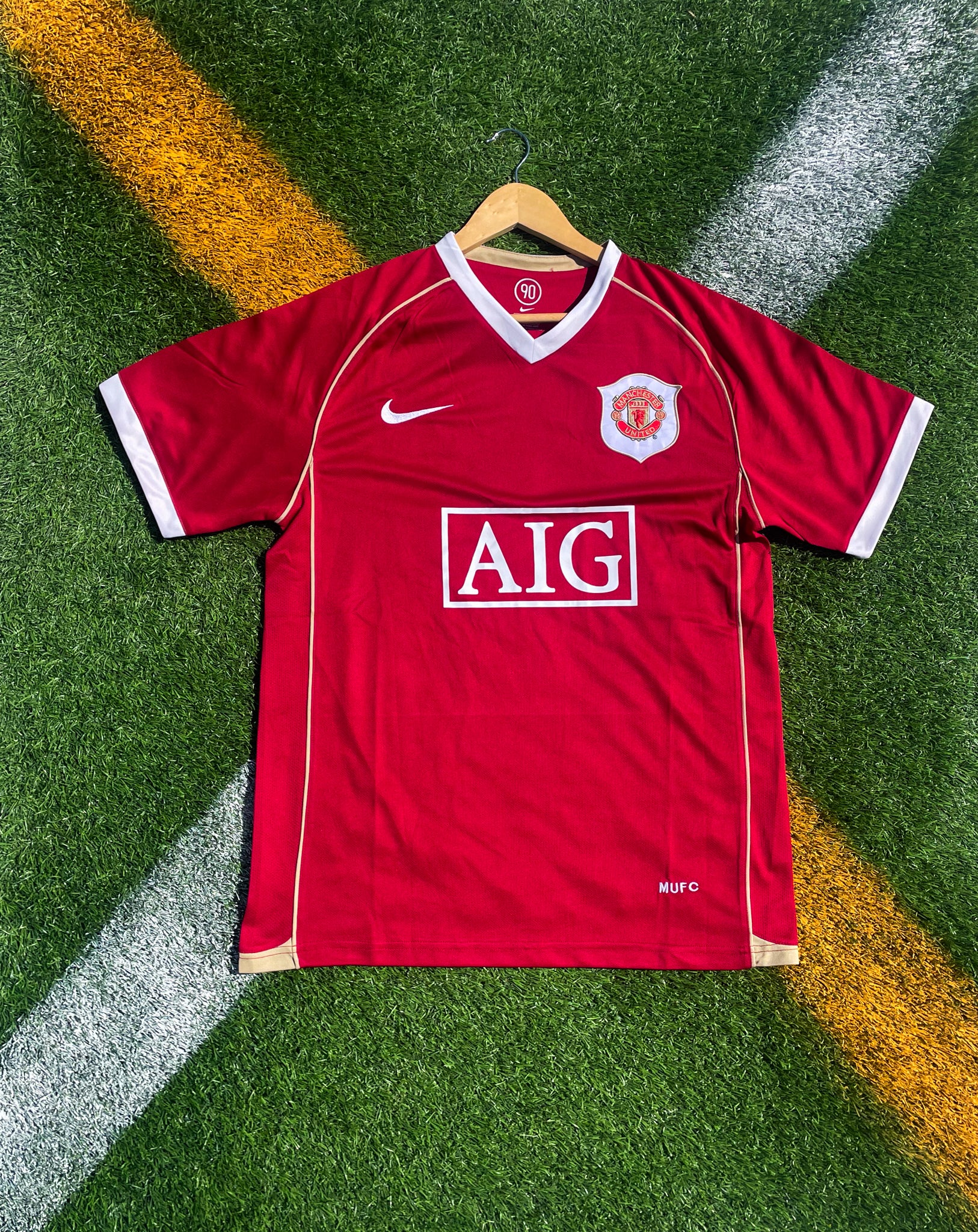 Front view of Manchester United 2006–2007 red home jersey with AIG sponsor

