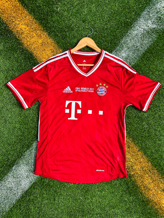Front view of Bayern Munich 2012-2013 Home Ribéry #7 jersey in red and gold

