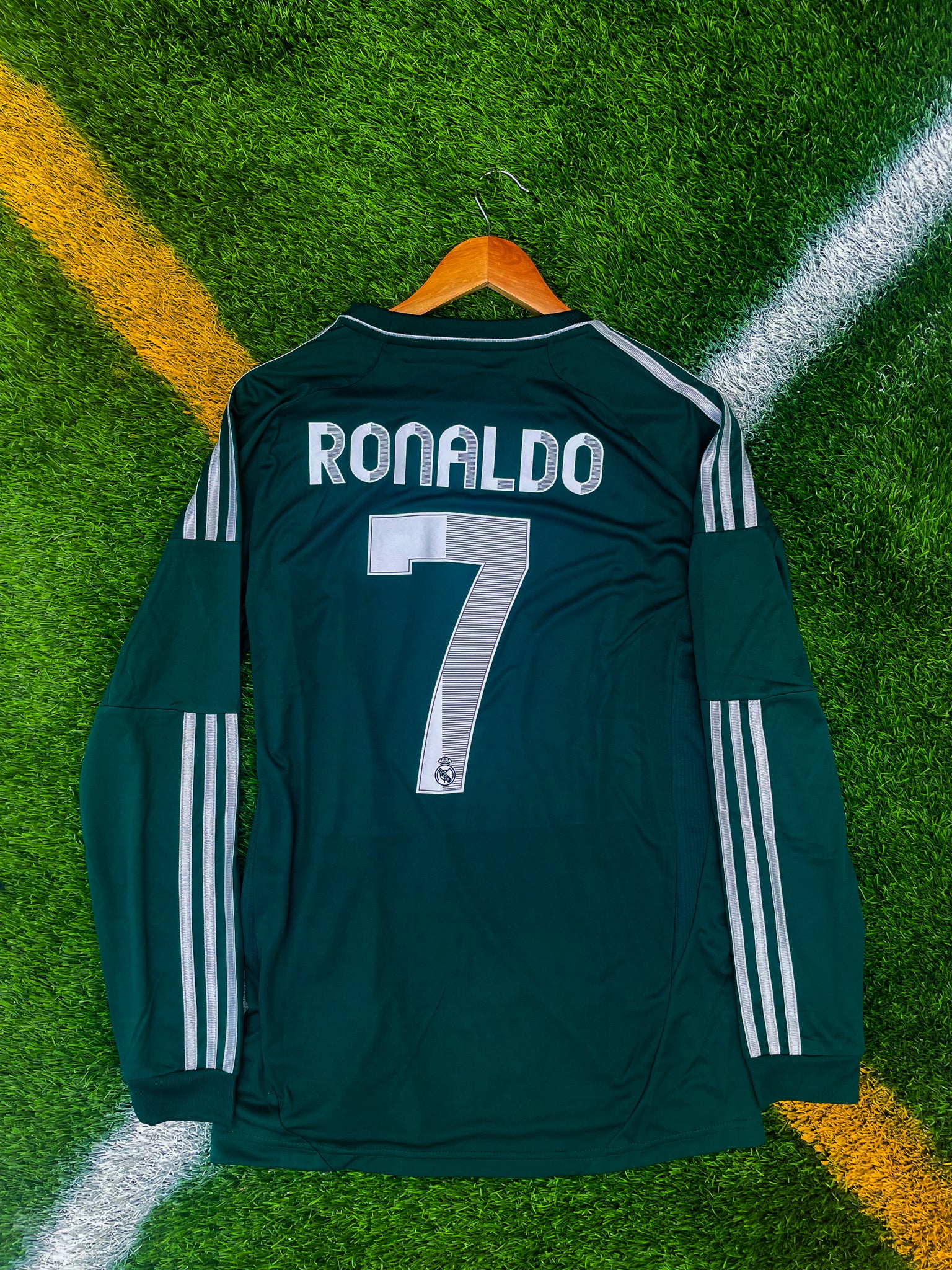 Back of the jersey showing Ronaldo name and number 7

