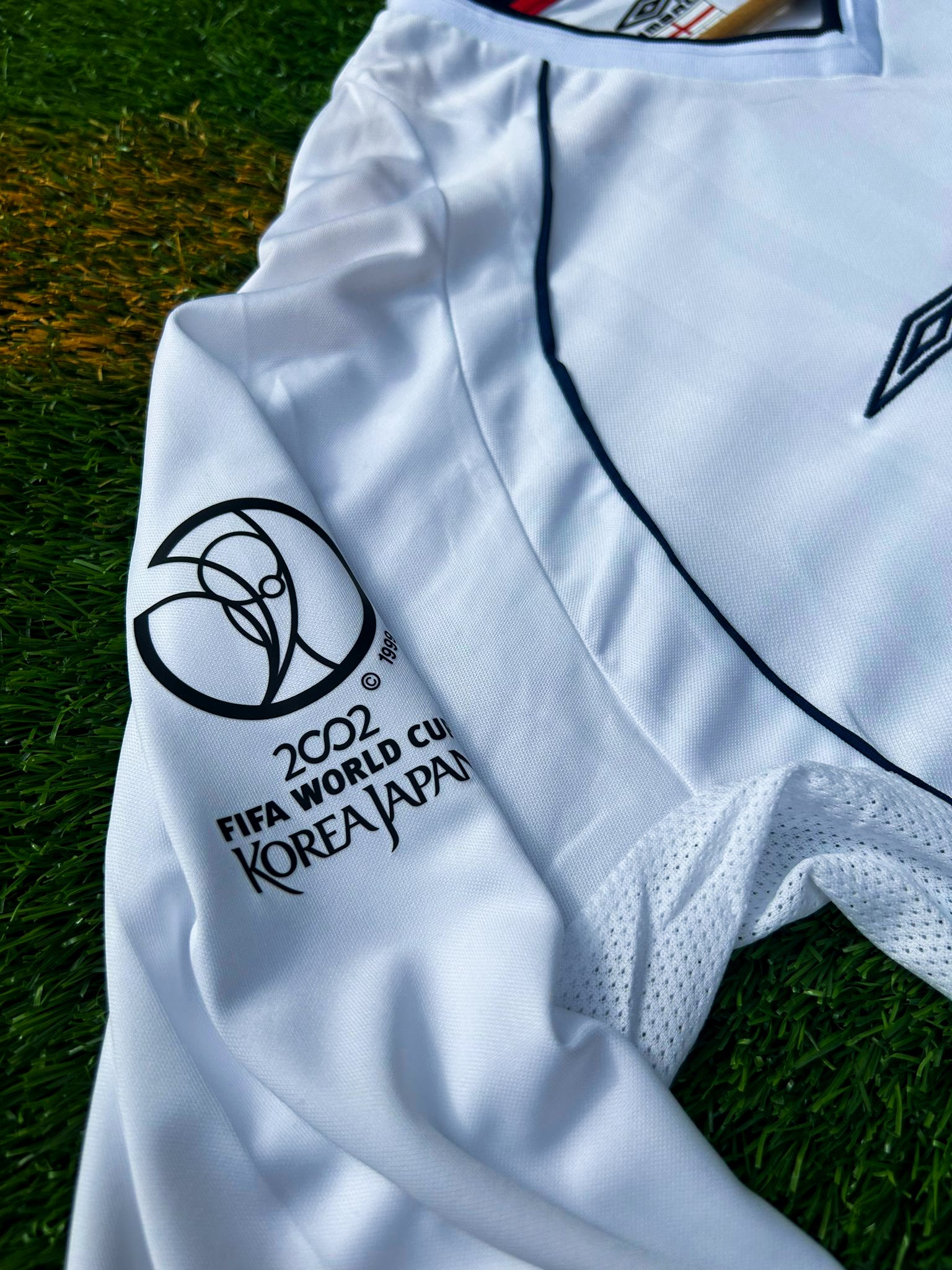 Close-up of England crest and shoulder detail on the 2002 kit.

