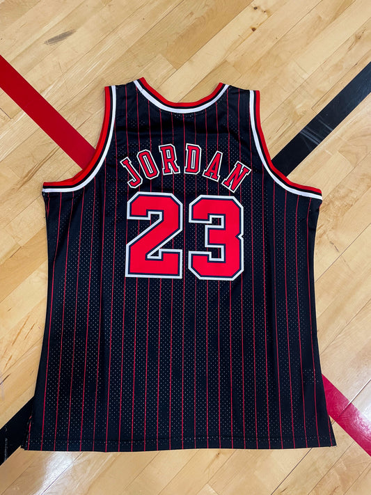 Chicago Bulls 1995–1996 Michael Jordan #23 Black Vintage NBA Away Jersey – Iconic Championship Era - Five Of Cups Official