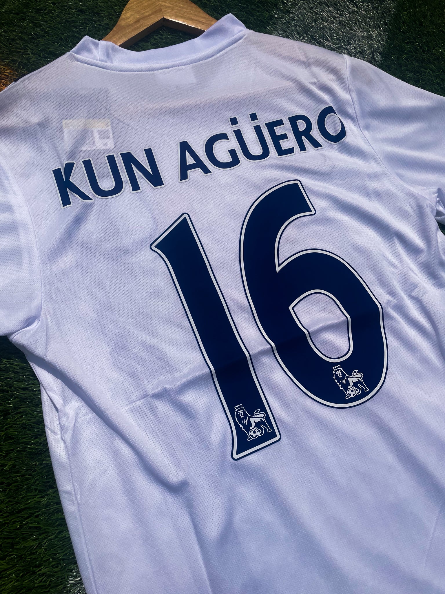 Manchester City 2013–2014 Third Jersey Aguero #16 – White Vintage Iconic Soccer Shirt - Five Of Cups Official