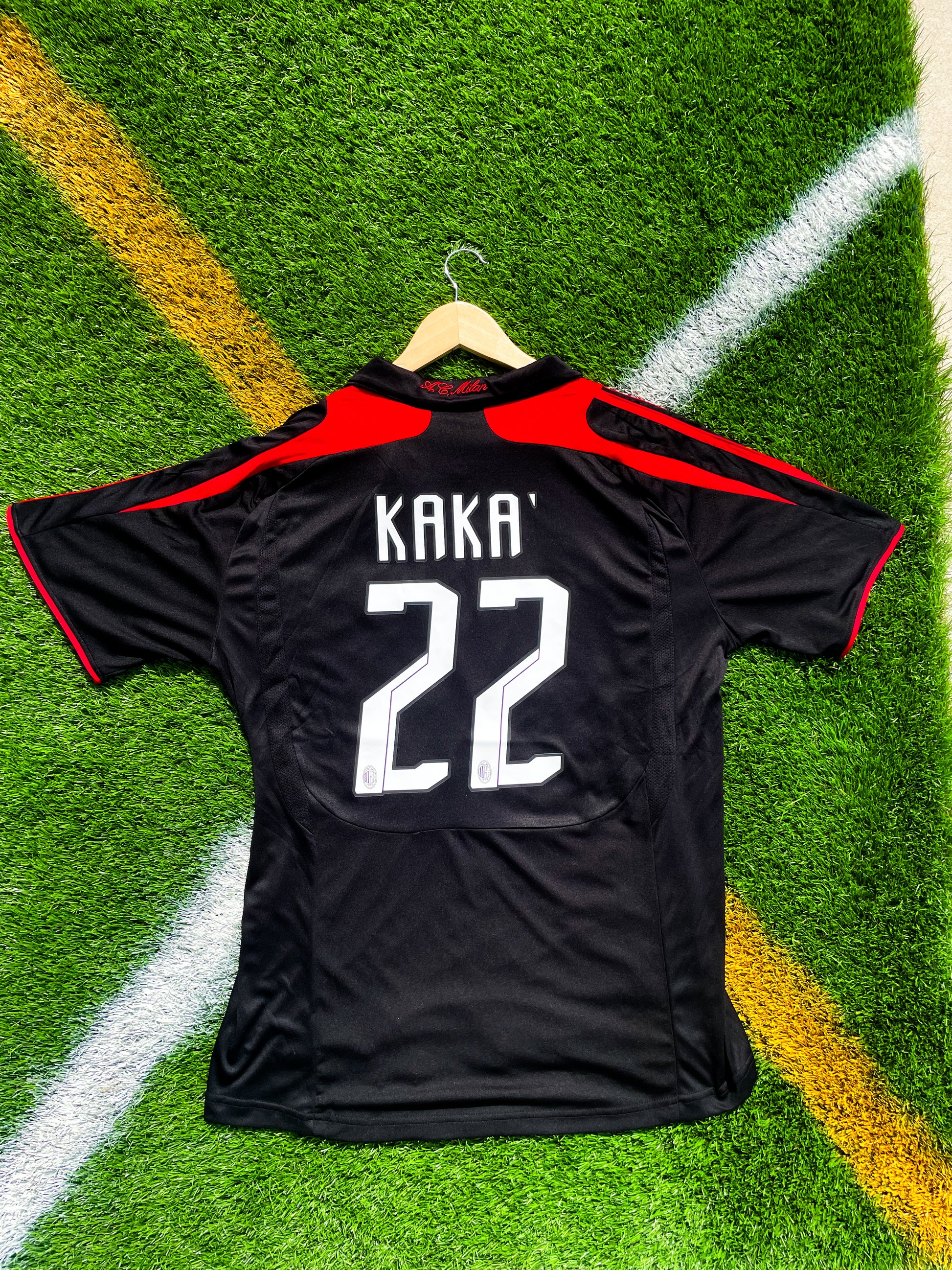 Back of jersey showing Kaká #22 print

